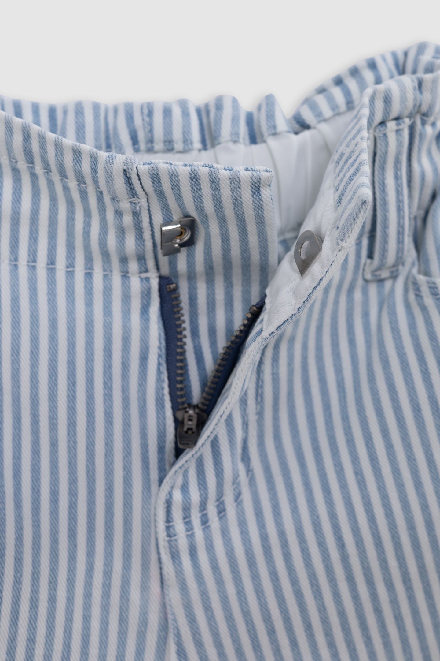 WHITE DENIM SHORTS WITH BLUE STRIPES 5