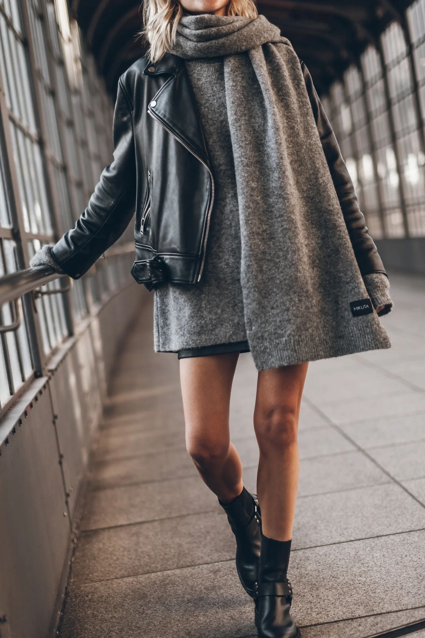 THE GREY MELANGE KNIT SCARF 3