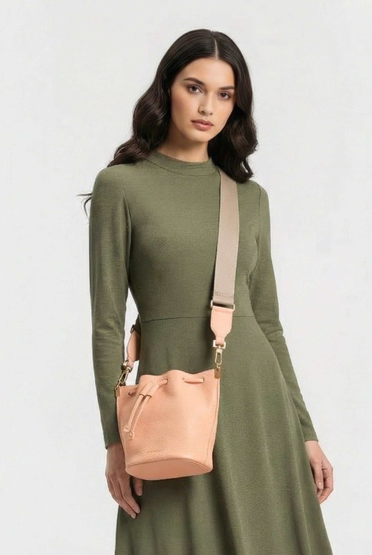 CROSS BODY BUCKET BAG IN PEACH 1