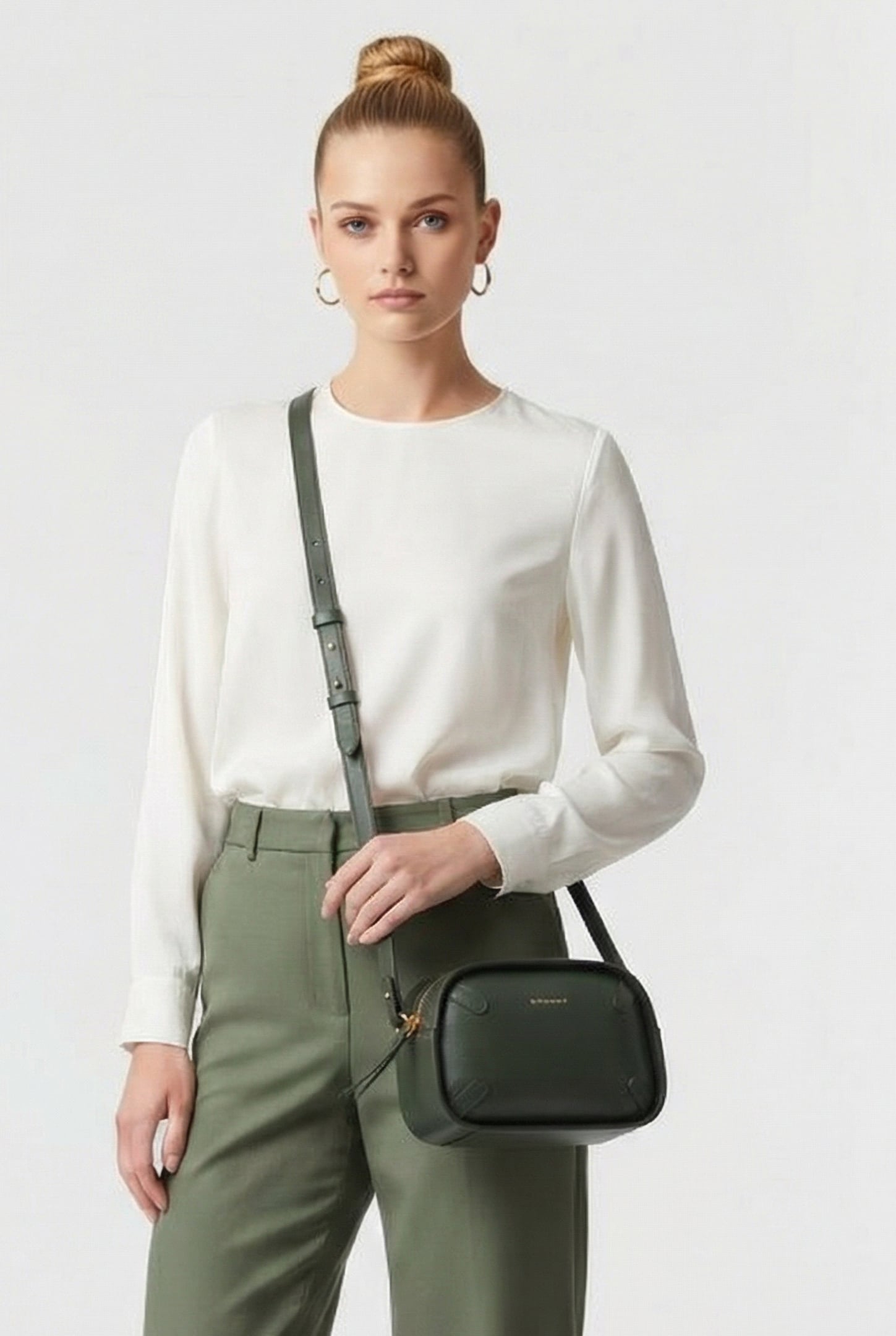 CROSS BODY CAMERA BAG IN GRAINED LEATHER IN GREEN 1
