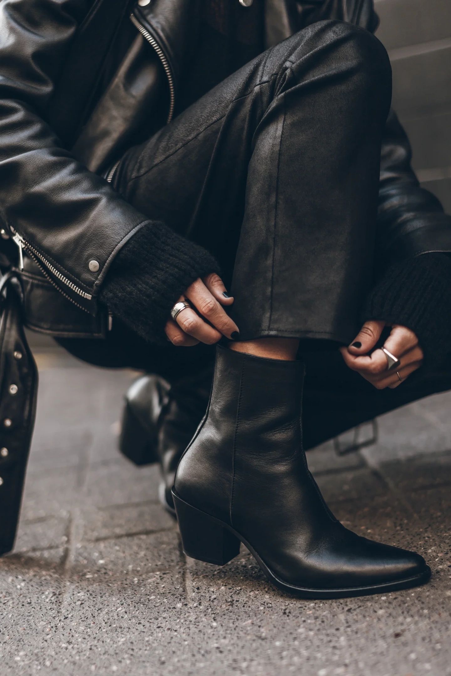 THE BLACK LEATHER ANKLE BOOTS 2