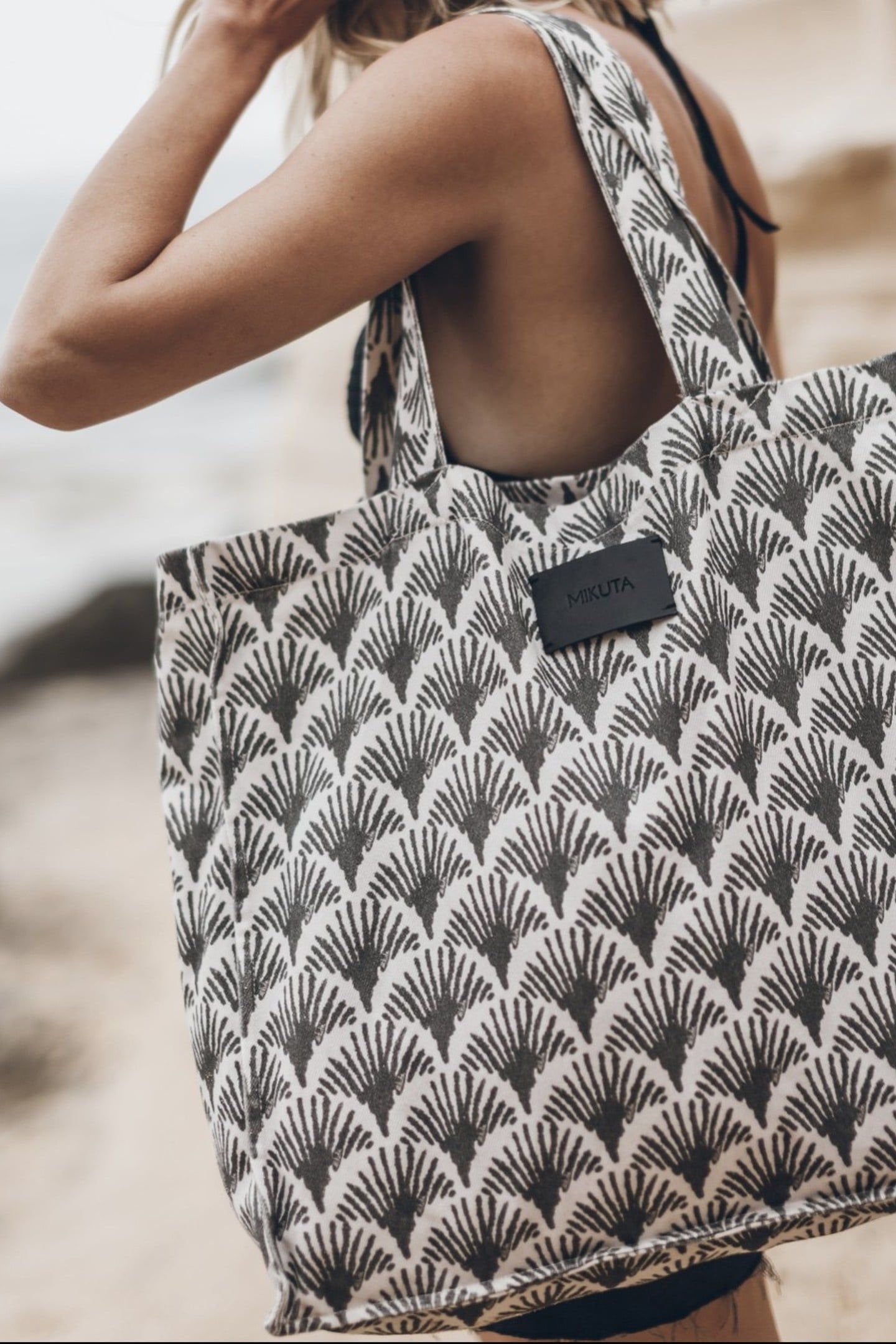 THE BLACK PRINTED LARGE CANVAS BAG BLACK 2