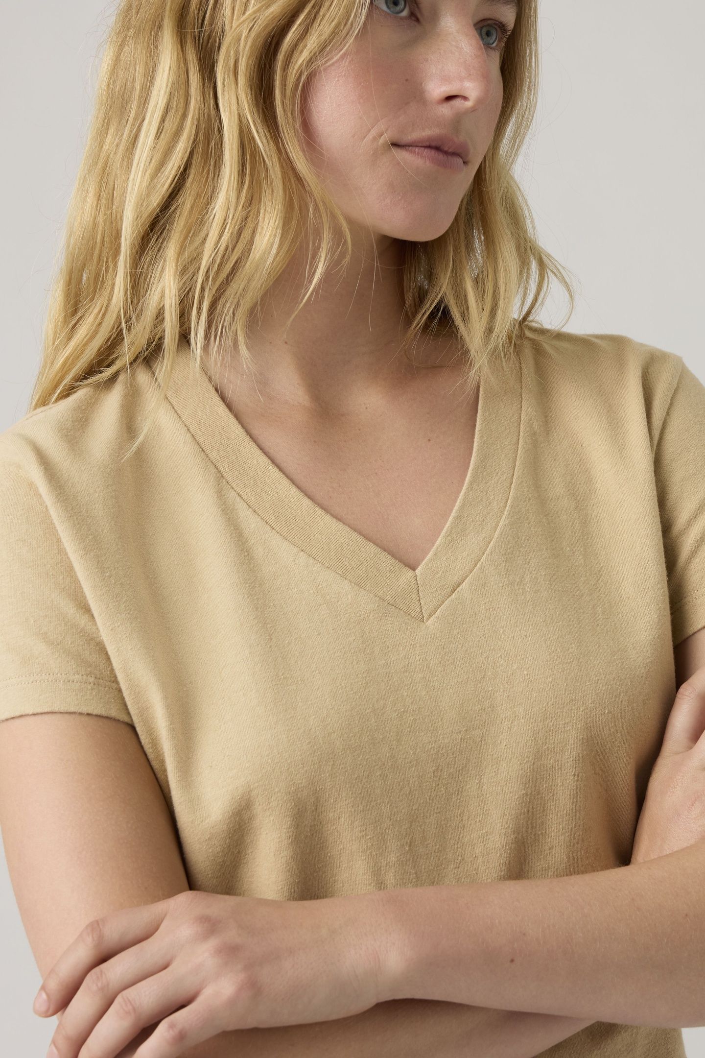 BOXY V-NECK TEE 4
