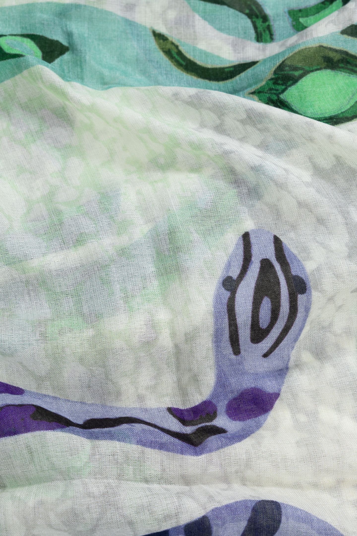 GREEN SCARF WITH SNAKES AND PYTHON-LOOK BACKGROUND 3