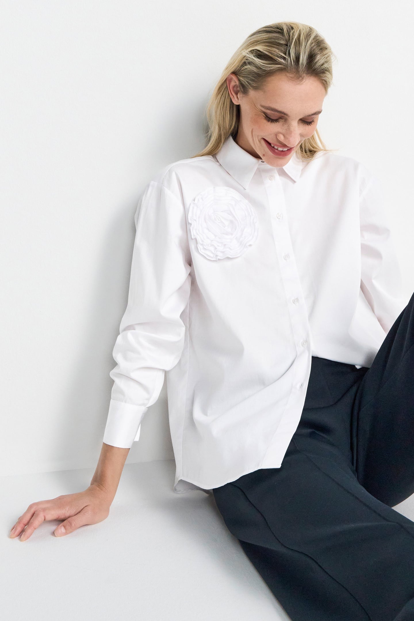 COTTON BLOUSE WITH FLOWER DETAIL WHITE 4