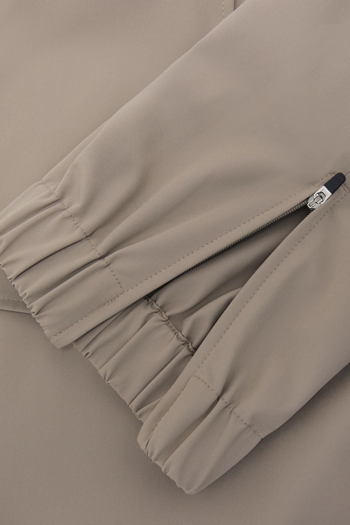 TECHNICAL CUFFED TROUSER TAUPE BROWN 7
