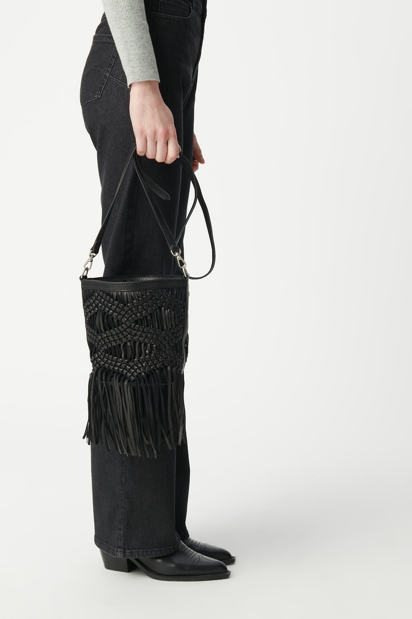 BLACK LEATHER MACRAMÉ-STYLE FRINGED BUCKET BAG 2
