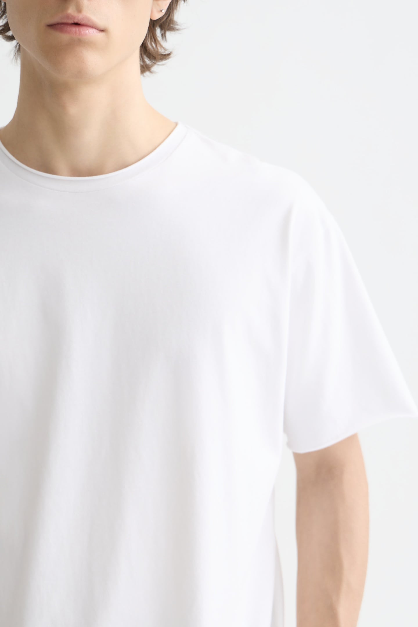 CORE RAW-EDGED RELAXED-FIT GARMENT-DYED T-SHIRT BRIGHT WHITE 7