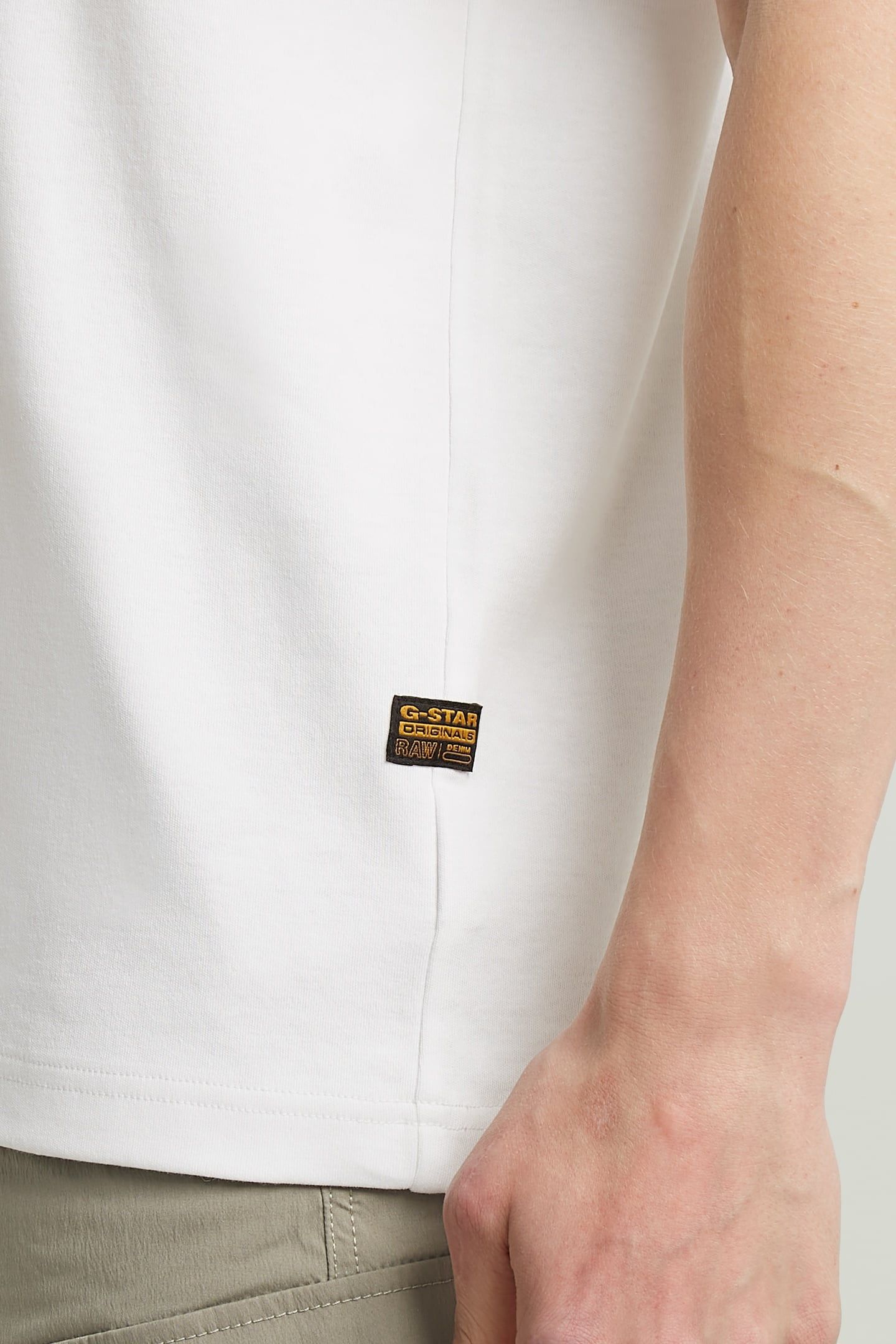 CHEST LOGO R T WHITE 6
