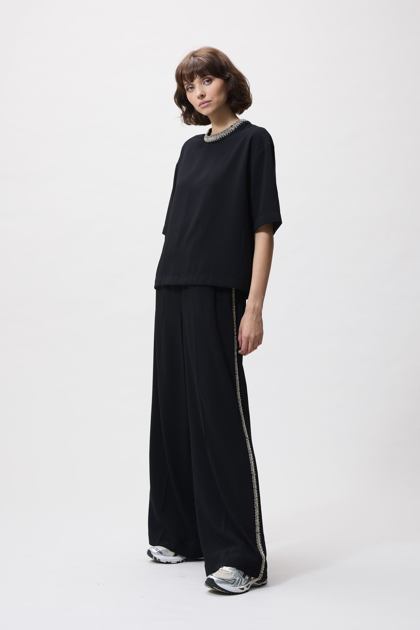 TOP WITH STRASS DETAIL BLACK 2
