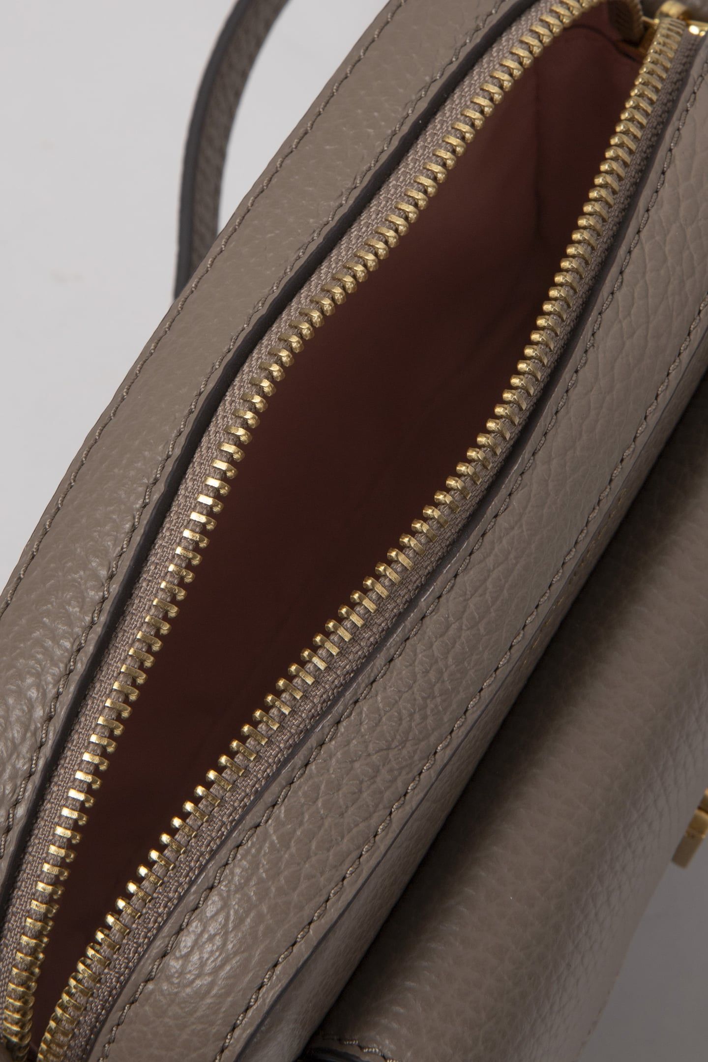 COCCINELLE BEAT SOFT WARM TAUPE 4