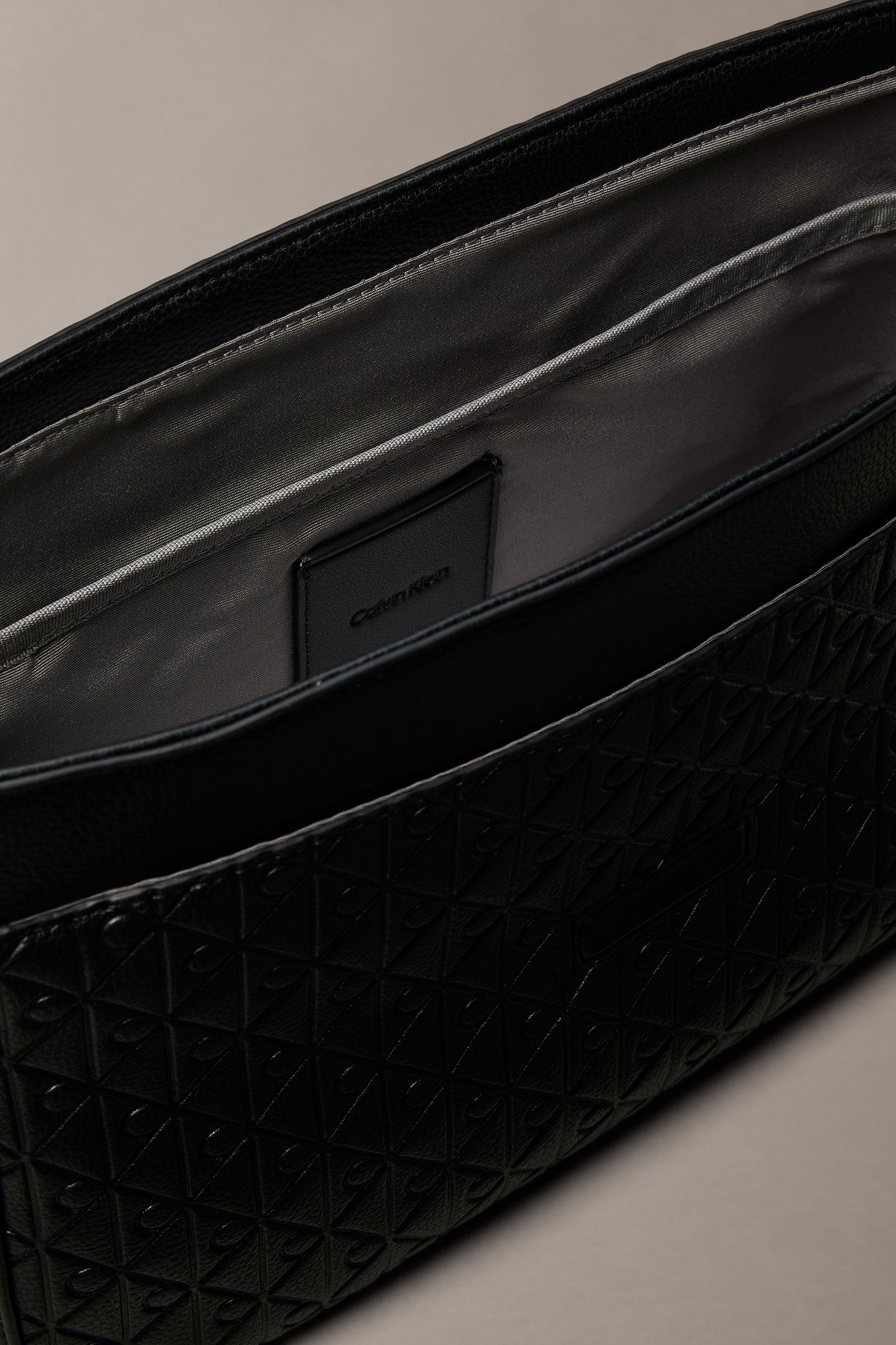 EMBLEM EMBOSS MESSENGER BAG BLACK 4