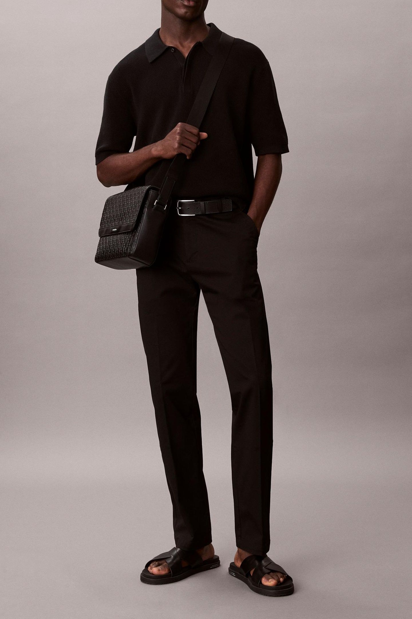 EMBLEM EMBOSS MESSENGER BAG BLACK 3