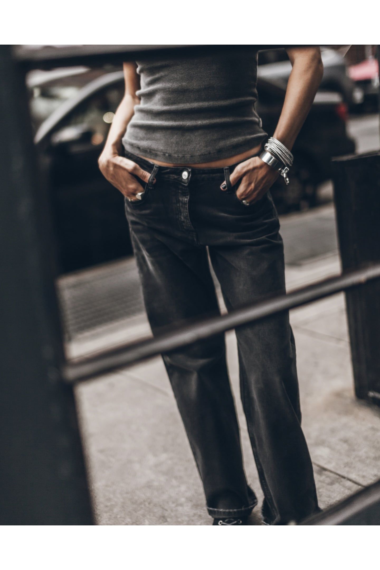 THE BLACK LOOSE JEANS 1