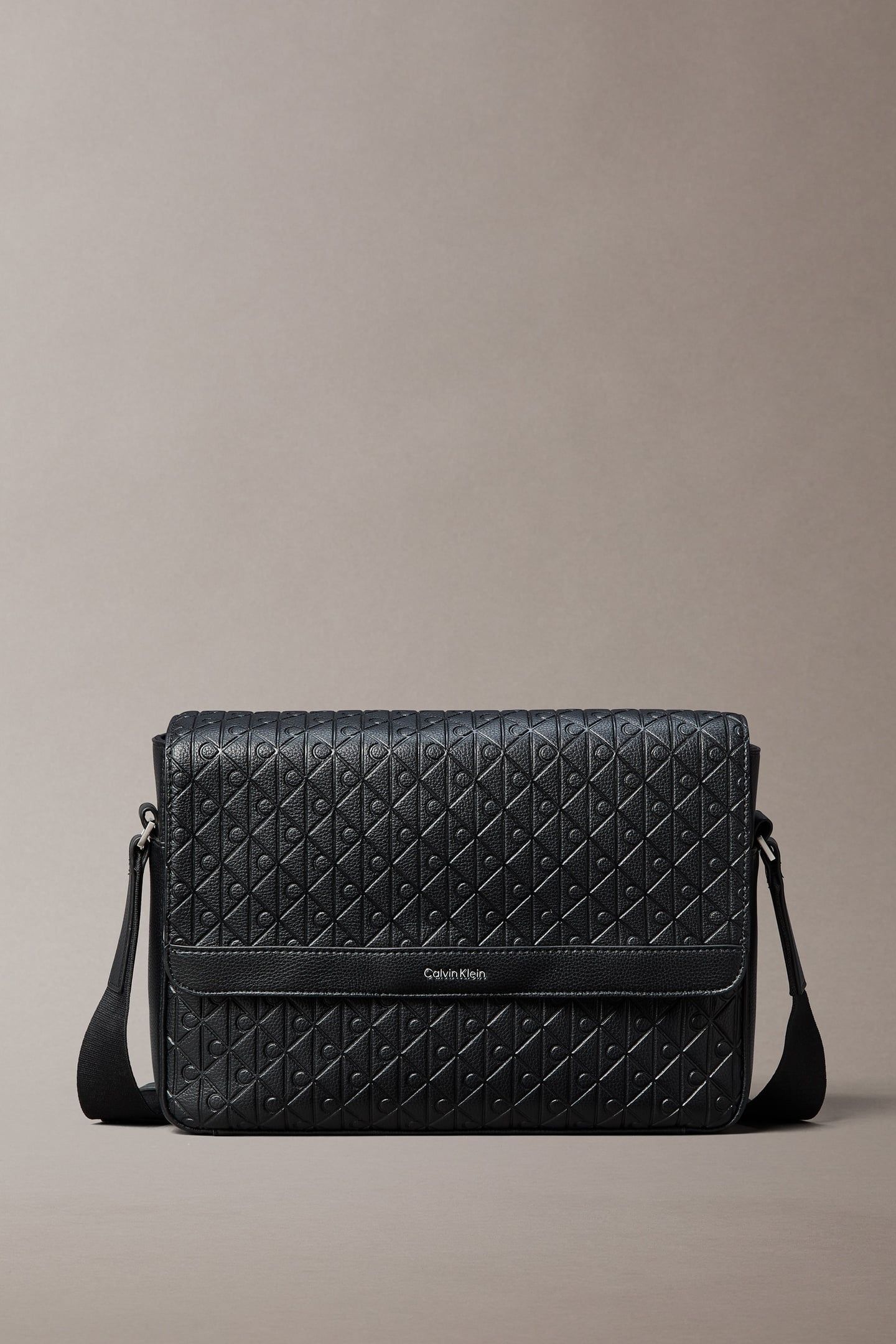 EMBLEM EMBOSS MESSENGER BAG BLACK 1