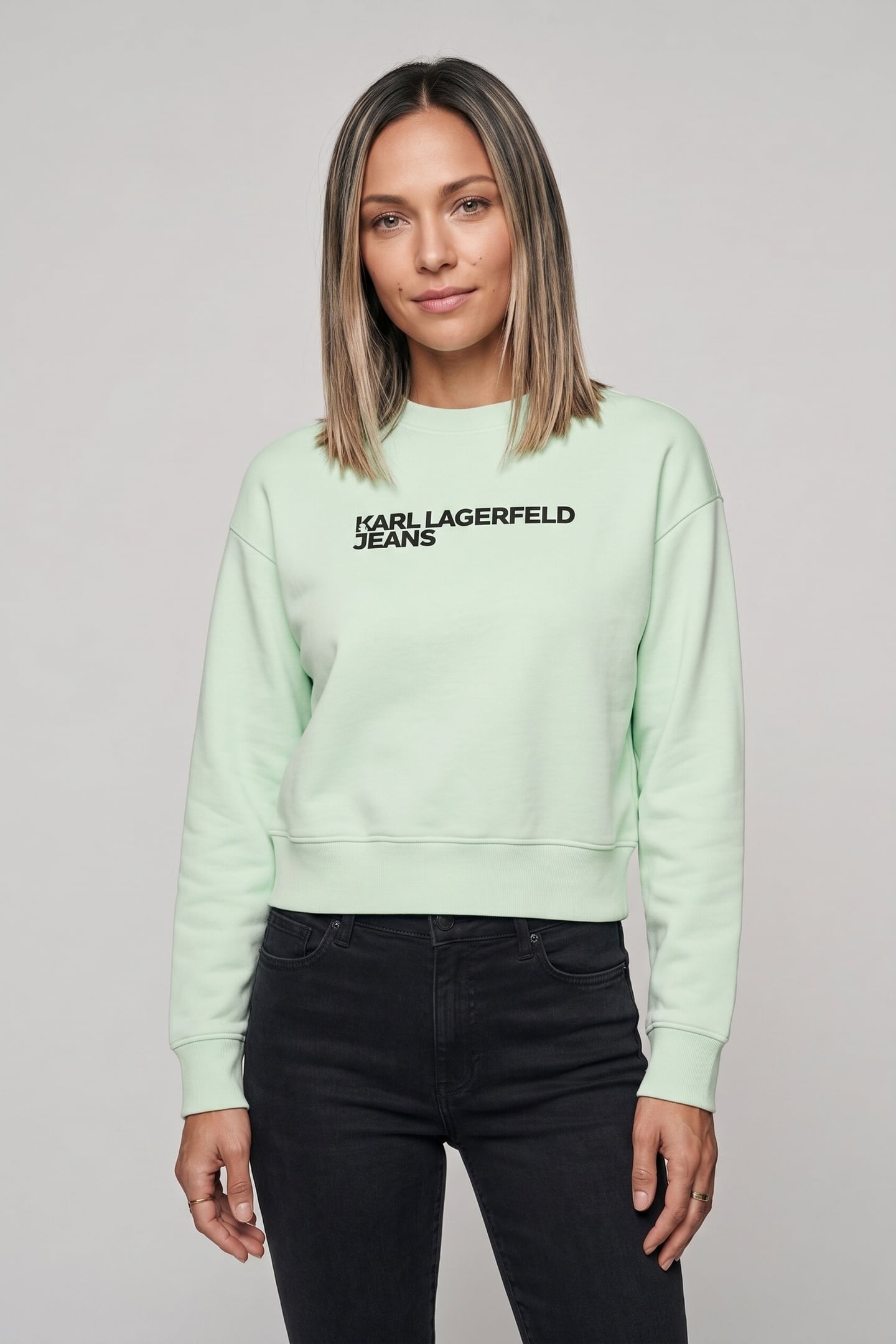 REG ESSENTIAL LOGO SWEAT BAY 1