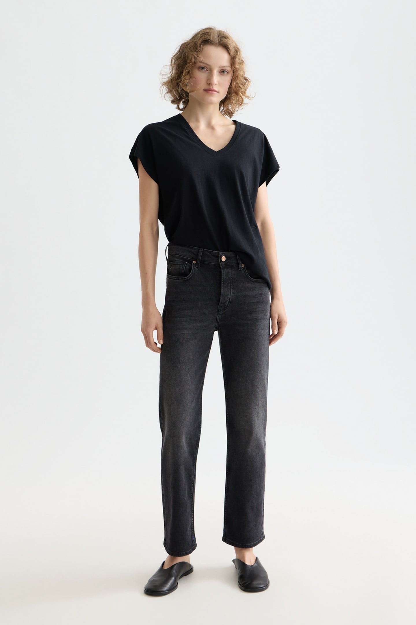 SLUB V-NECK T-SHIRT BLACK 2