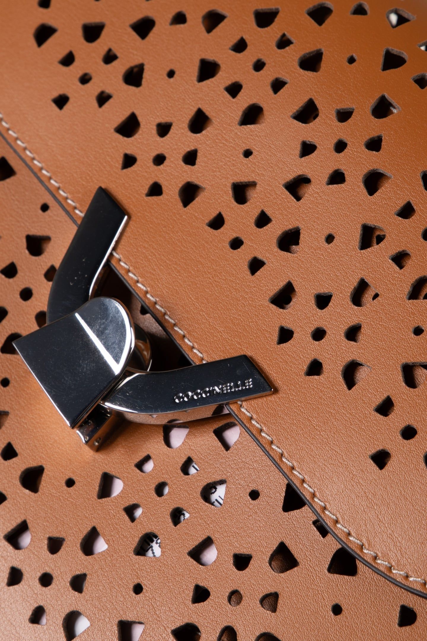 COCCINELLEDEW COW.PERF. CUIR 4