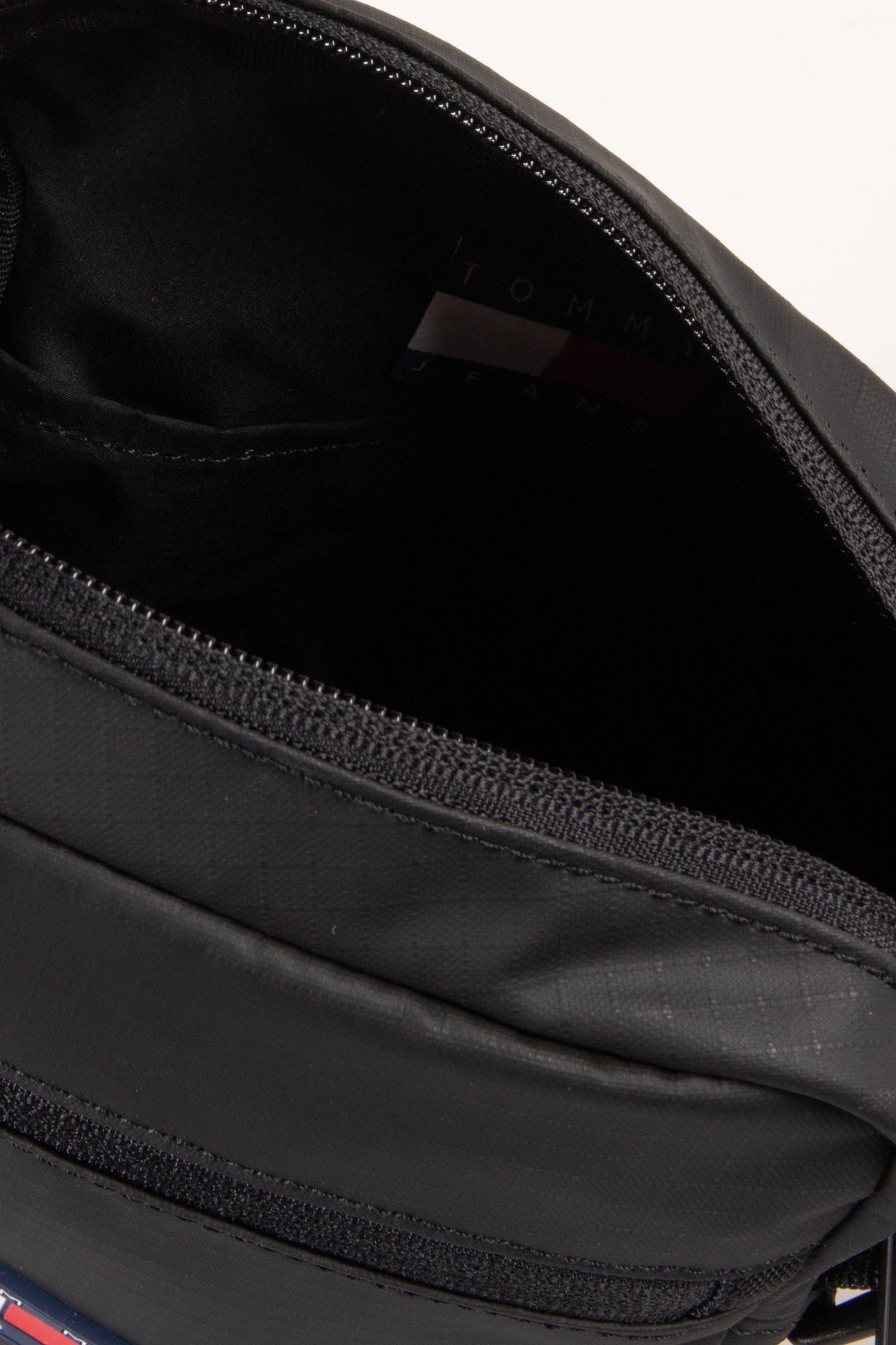 DAILY TECH REPORTER CROSSOVER BAG BLACK 5