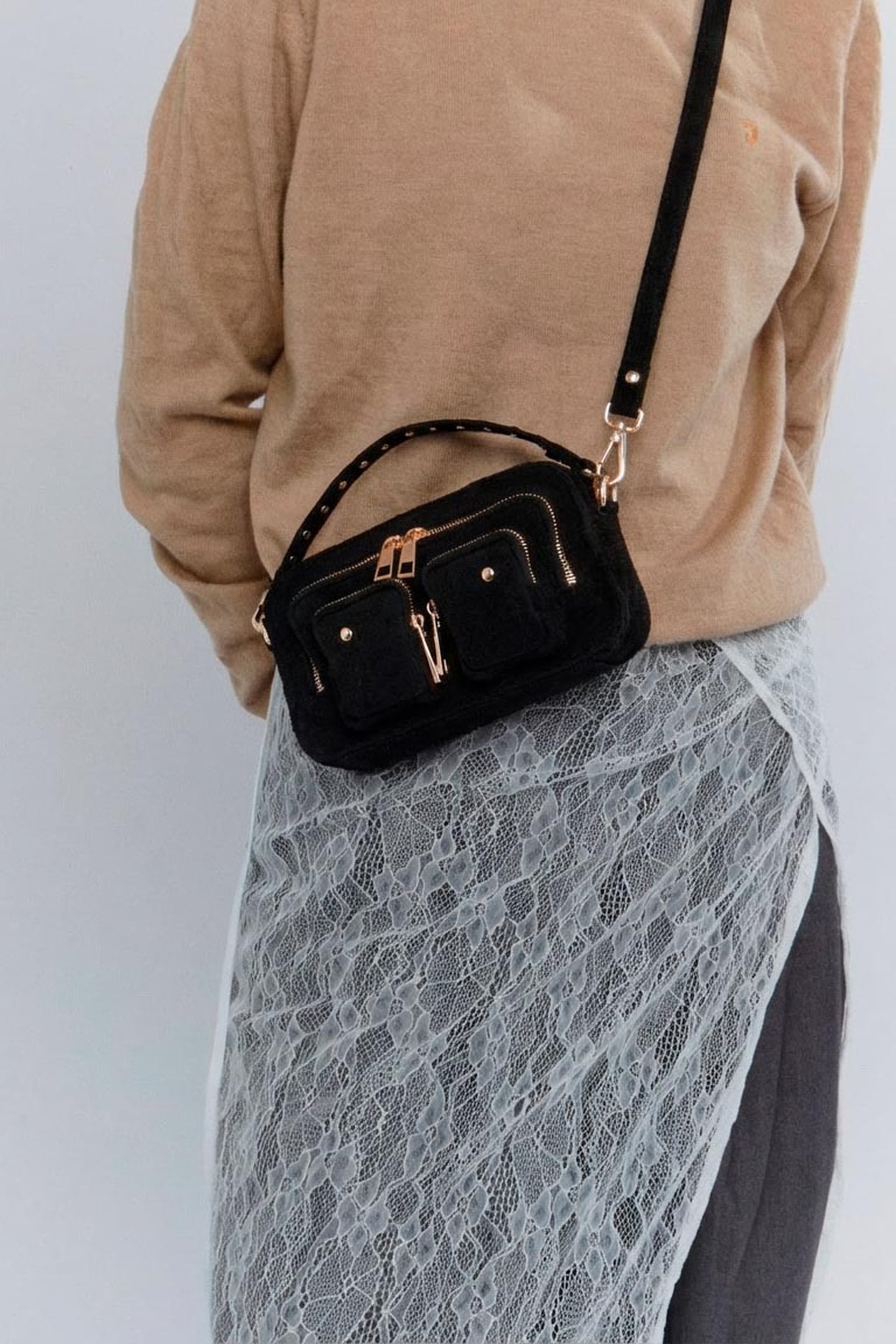 HELENA SUEDE BLACK W. GOLD 5