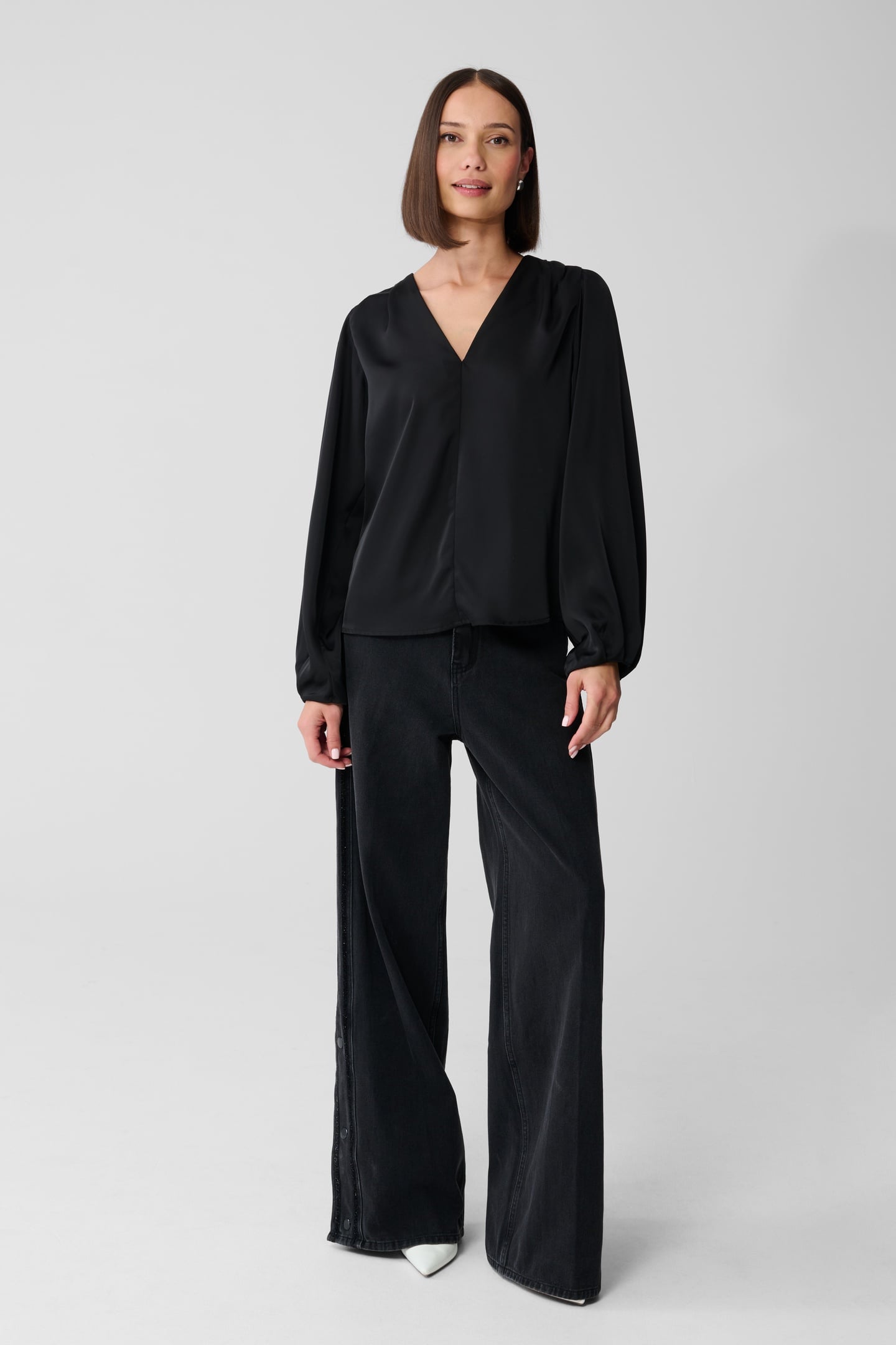 LA-SBCLEAN V-NECK BLOUSE BLACK 2