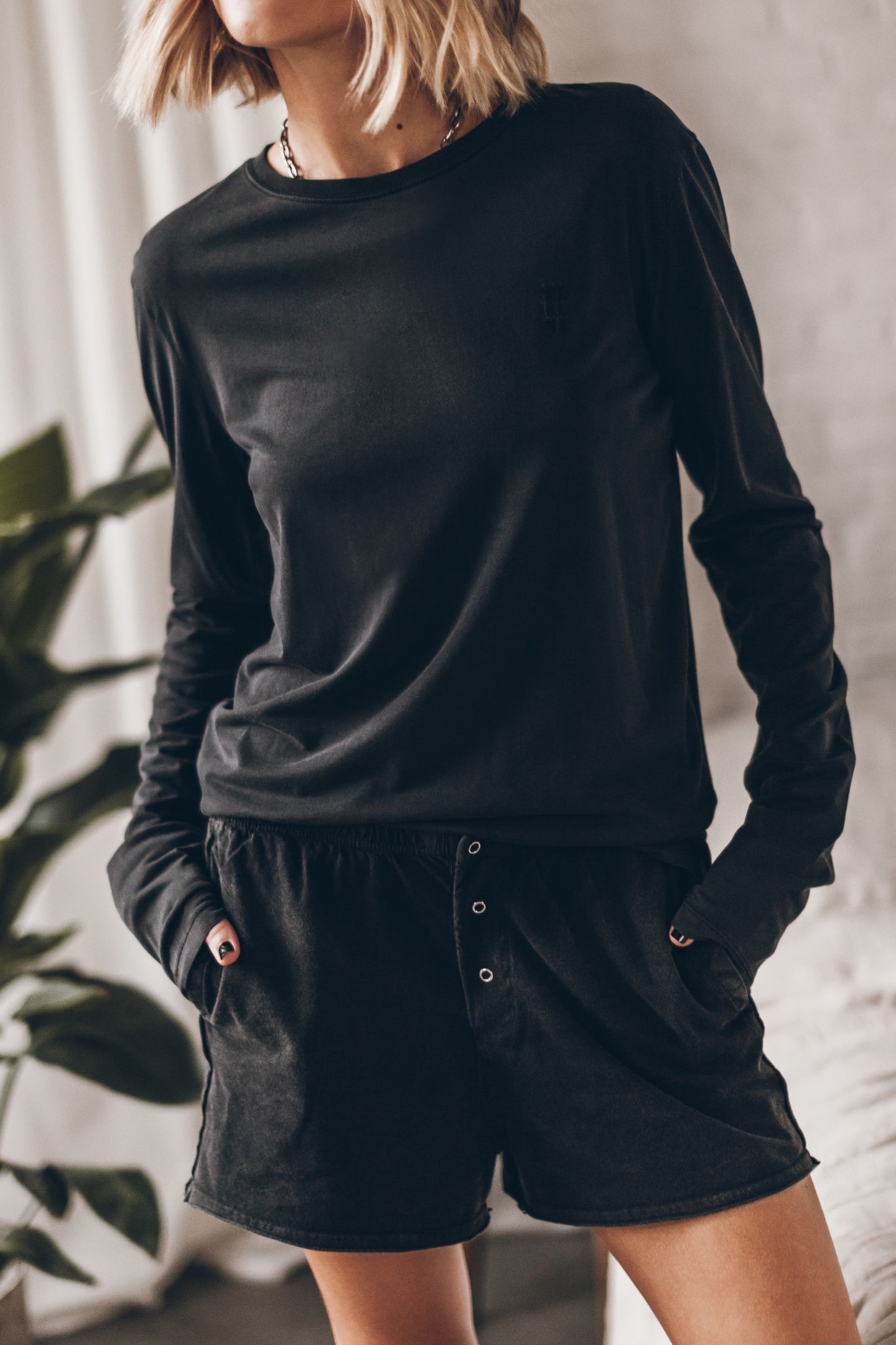 THE DARK THIN LONGSLEEVE BLACK 1