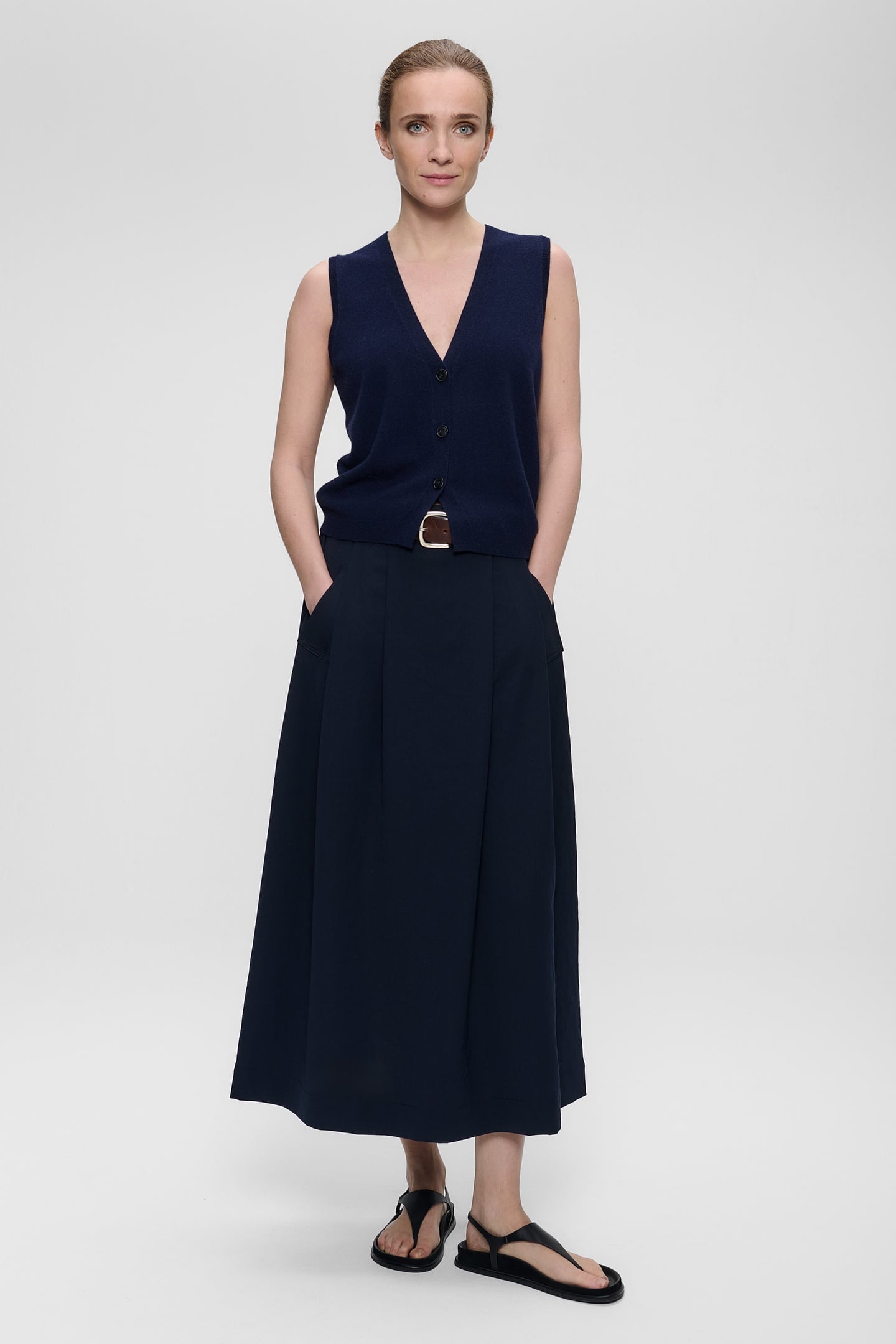 CASHMERE BLEND SLEEVELESS VEST MIDNIGHT BLUE 2