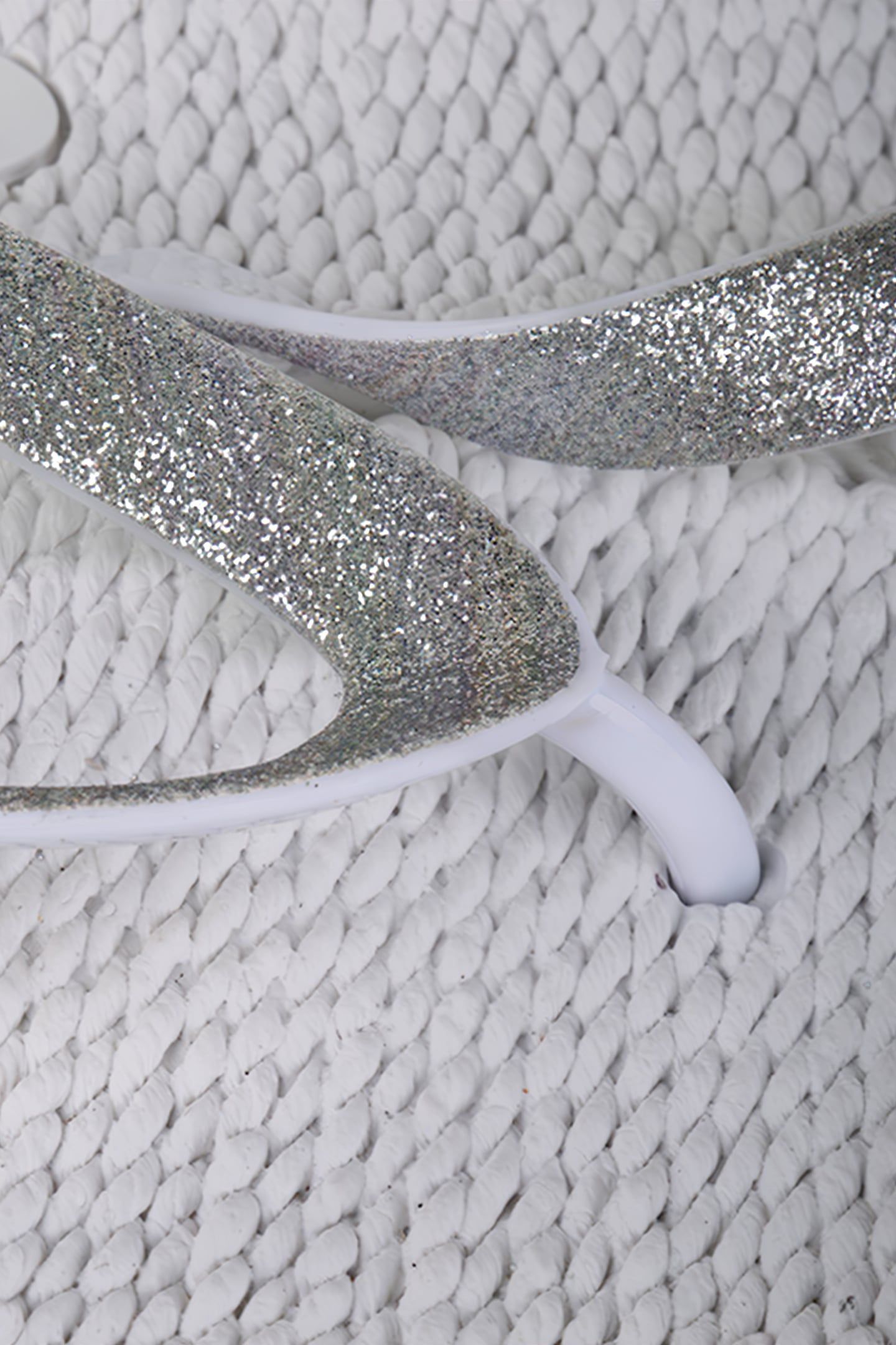 10 CHEERFUL12S FLIP FLOPS WHITE 4