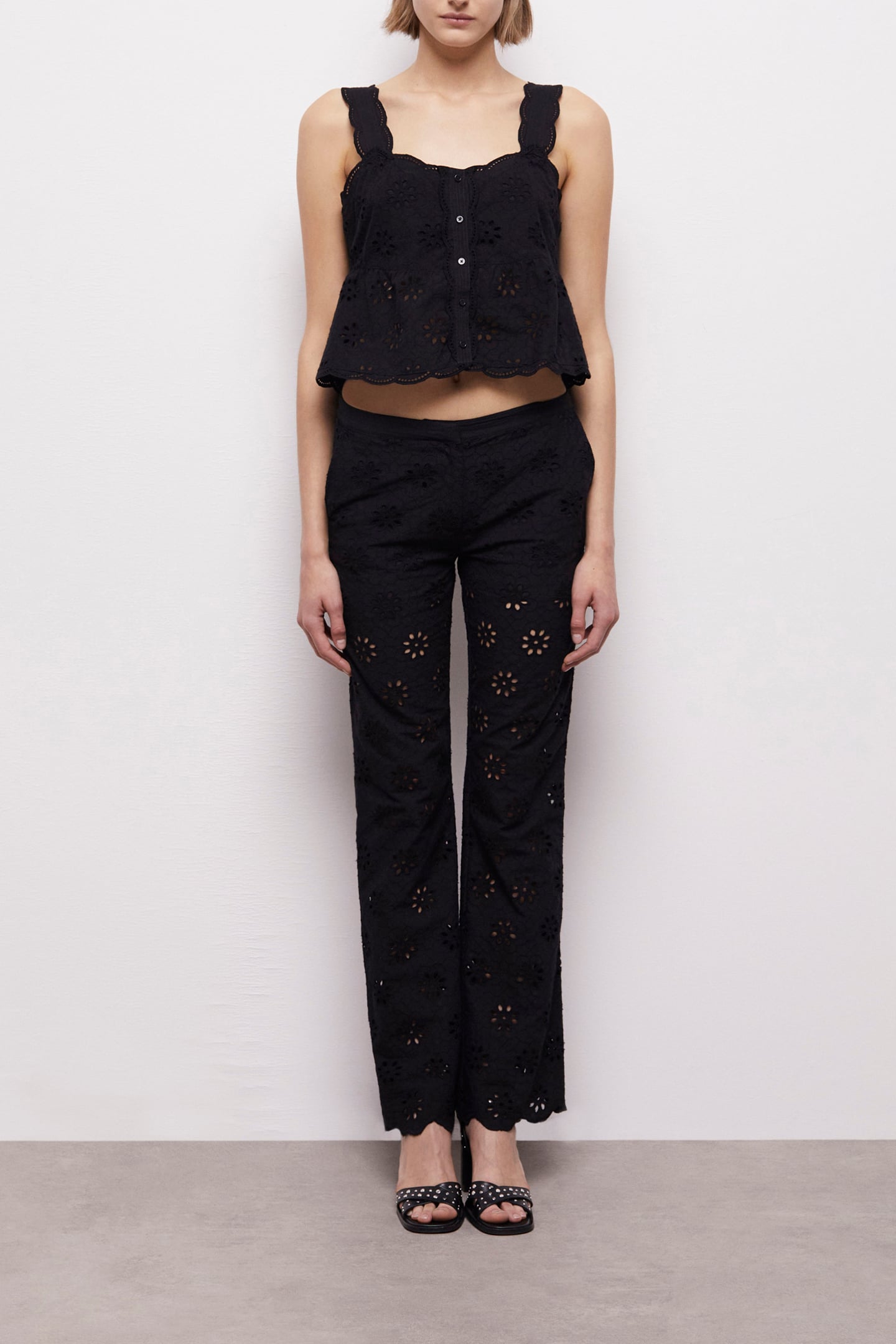 SLEEVELESS TOP WITH BUTTONS IN FRONT BLACK 2
