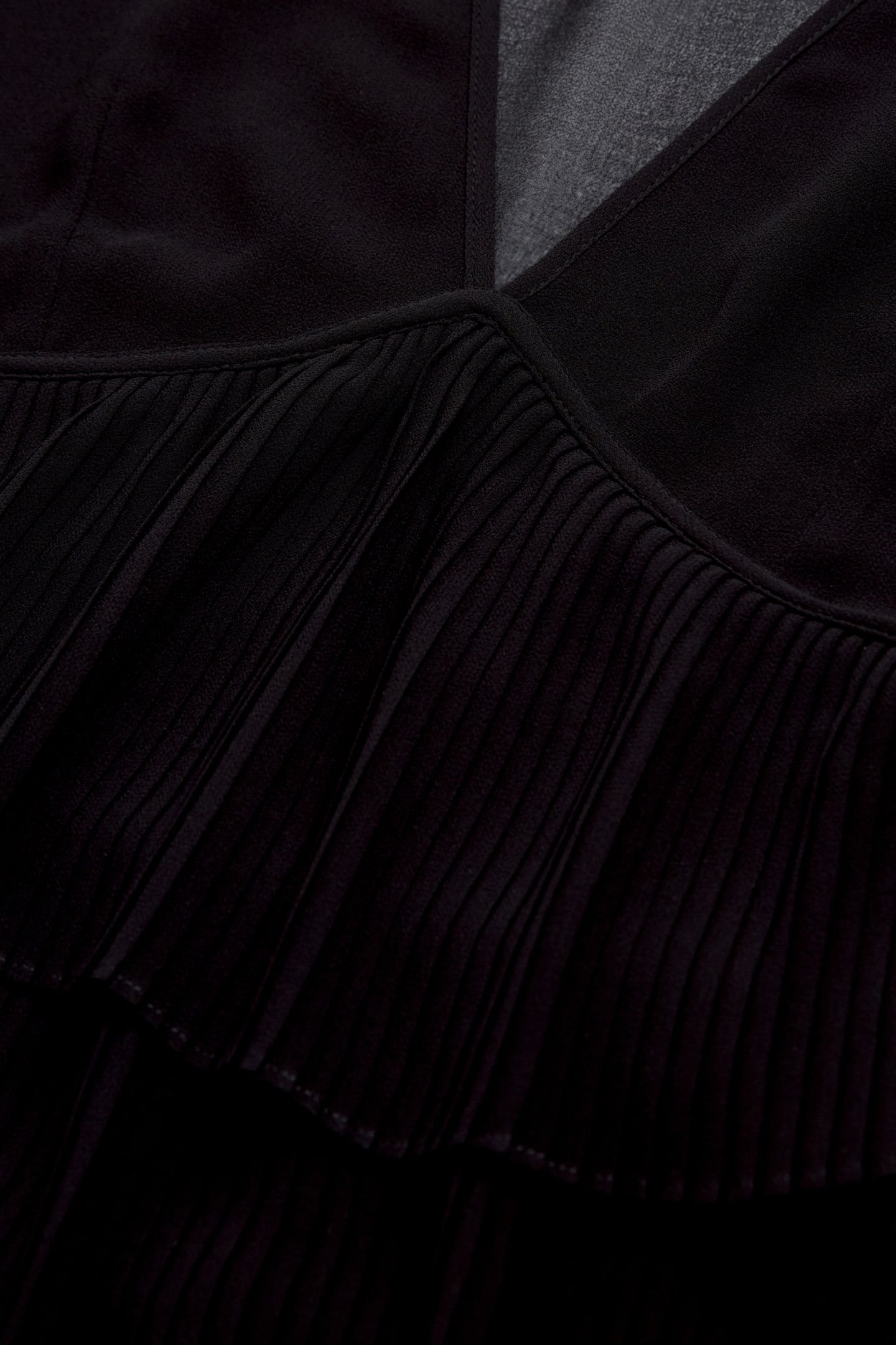 LONG-SLEEVED TOP WITH A V-NECK BLACK 7