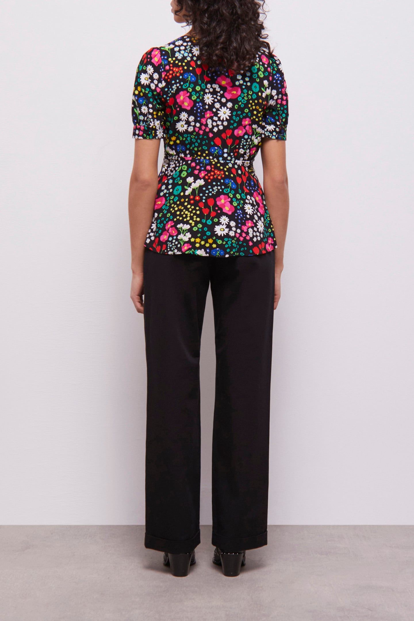 SHORT SLEEVE V-NECK TOP MULTICOLOR 3