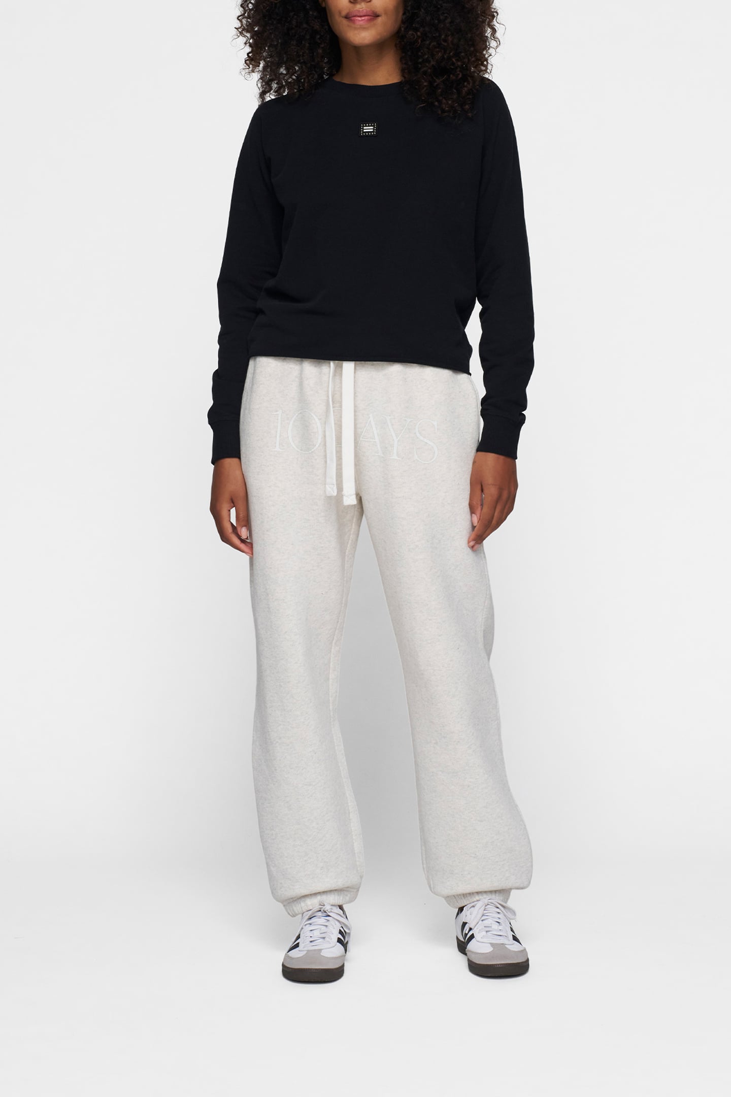 CREW NECK PEARLS BLACK 2