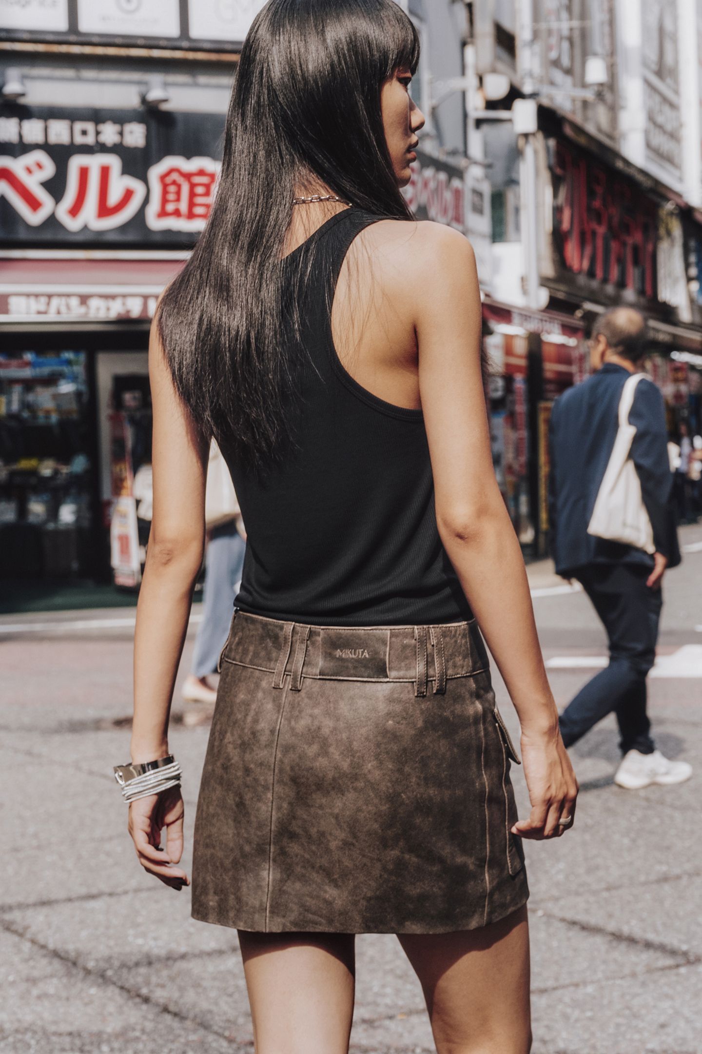 THE BLACK BUTTONED TANK TOP 2