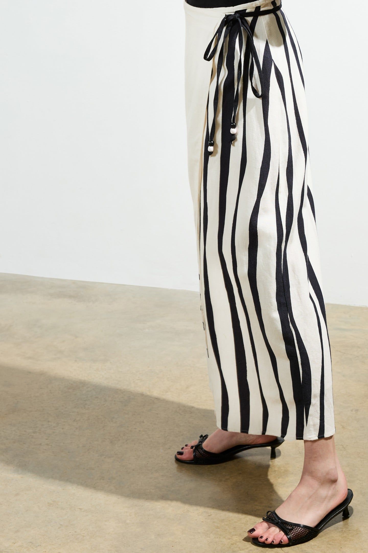 GENEVIEVE ARIETTE LINEN SKIRT WHITE/BLACK 3