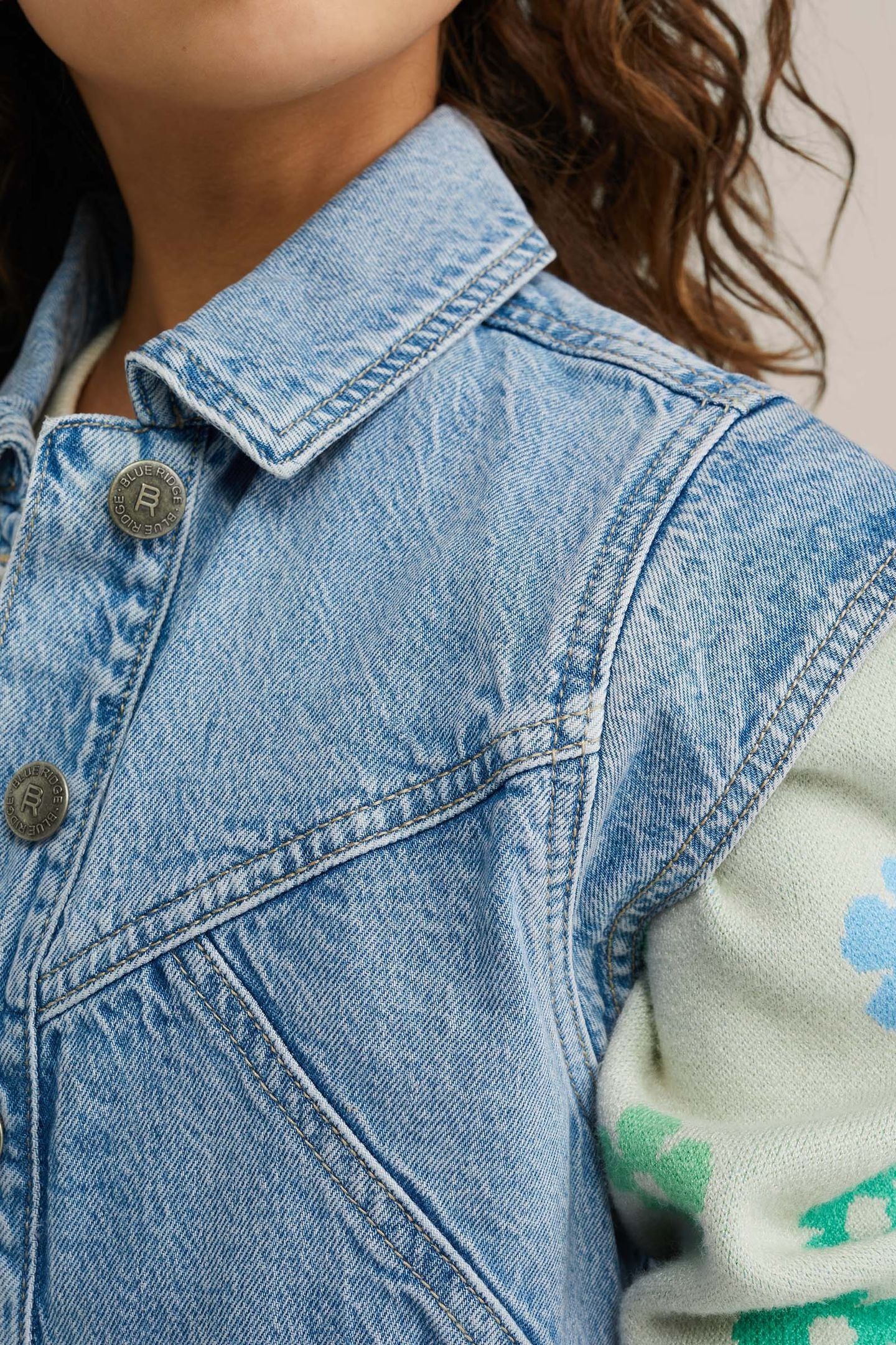 GIRLS GILET LIGHT BLUE 4