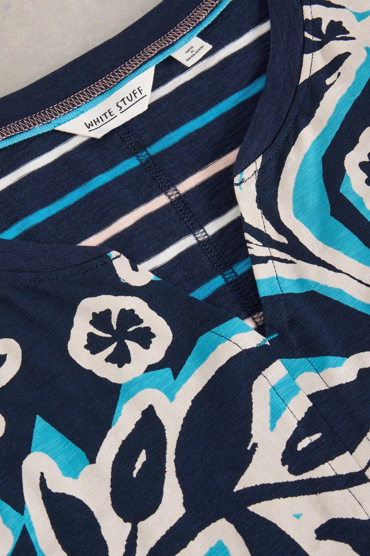 NELLY NOTCH NECK TEE NAVY PRINT 5