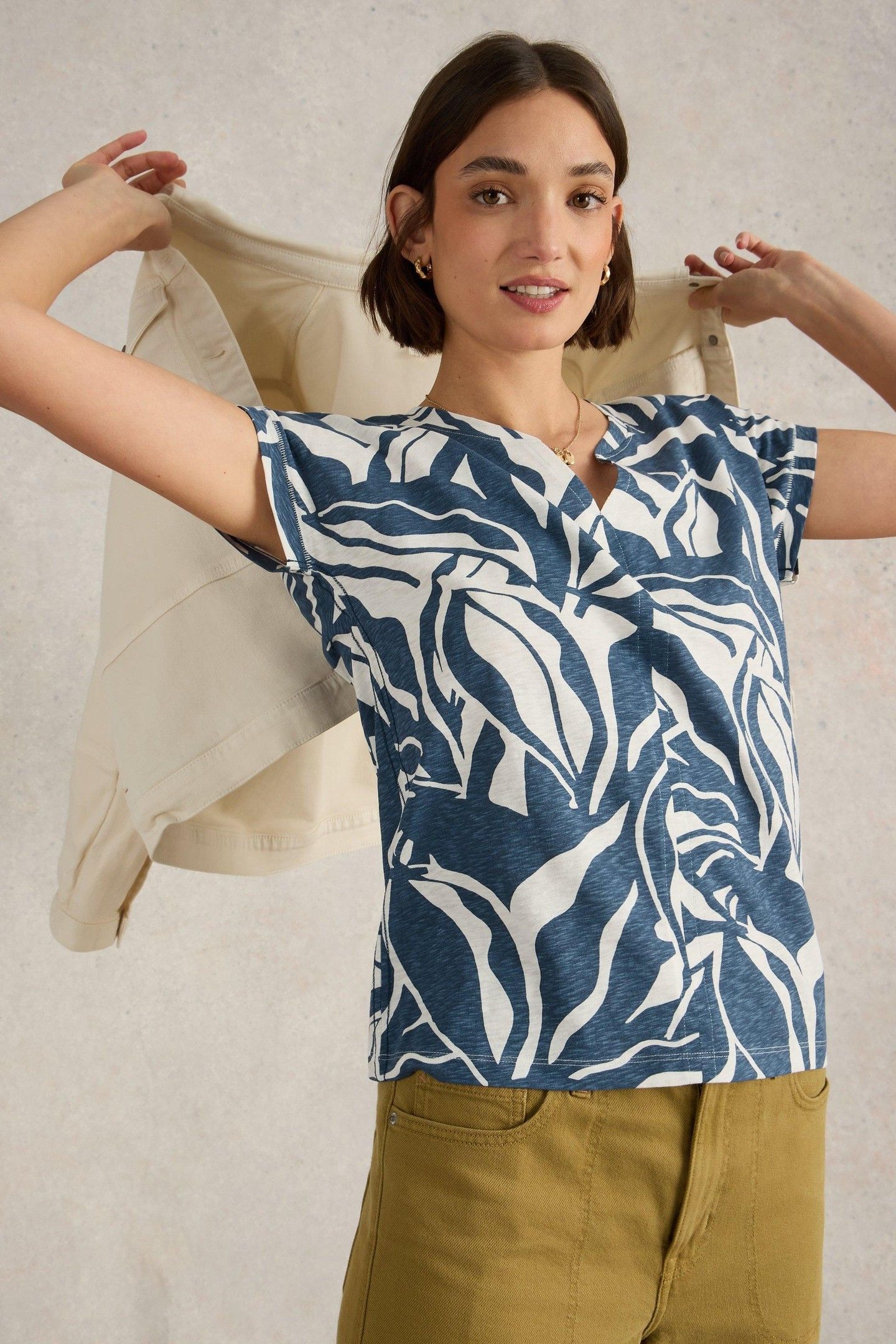 NELLY NOTCH NECK TEE NAVY PRINT 6