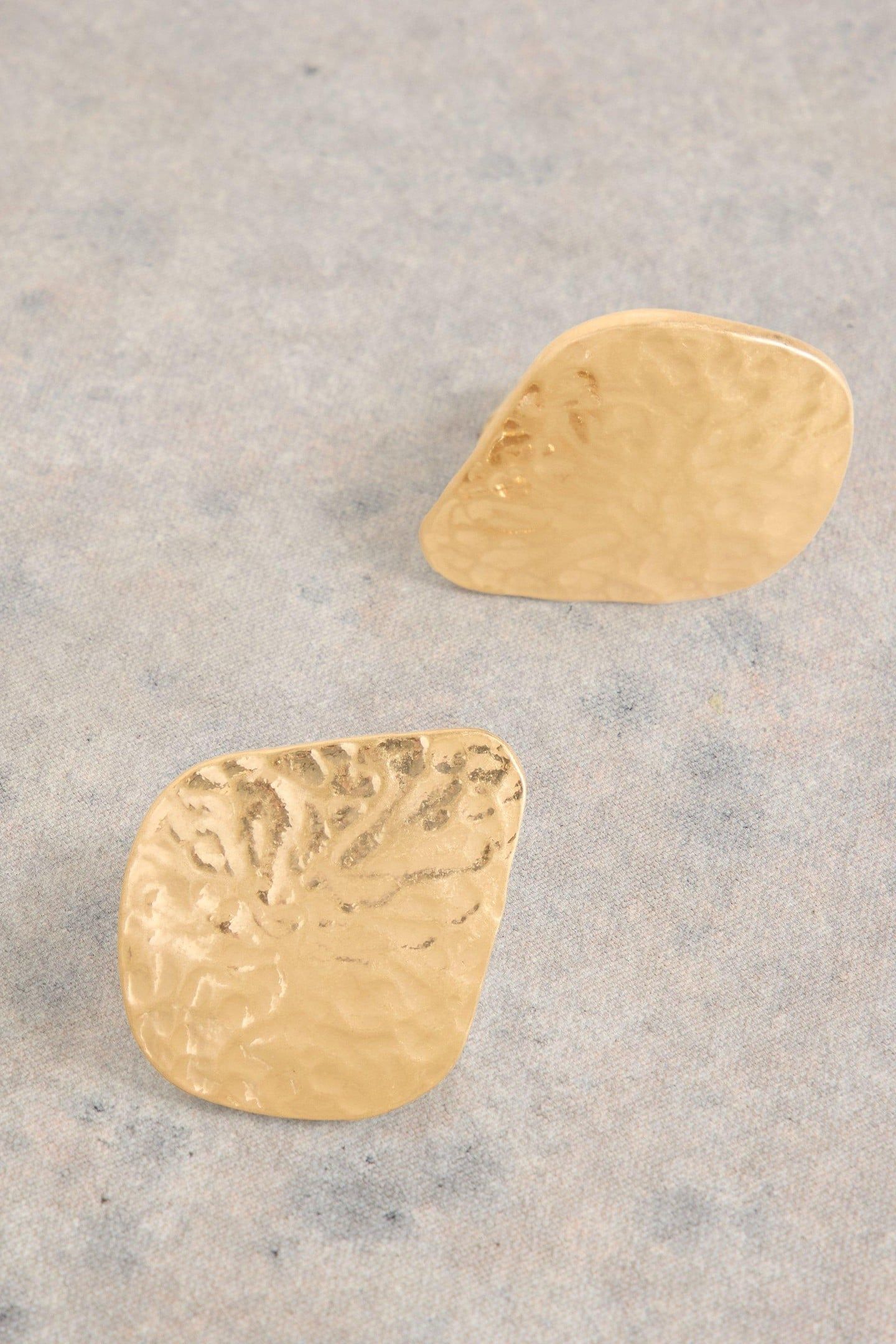 PALM TEXTURED EARRING GOLD TONE METALLIC 1
