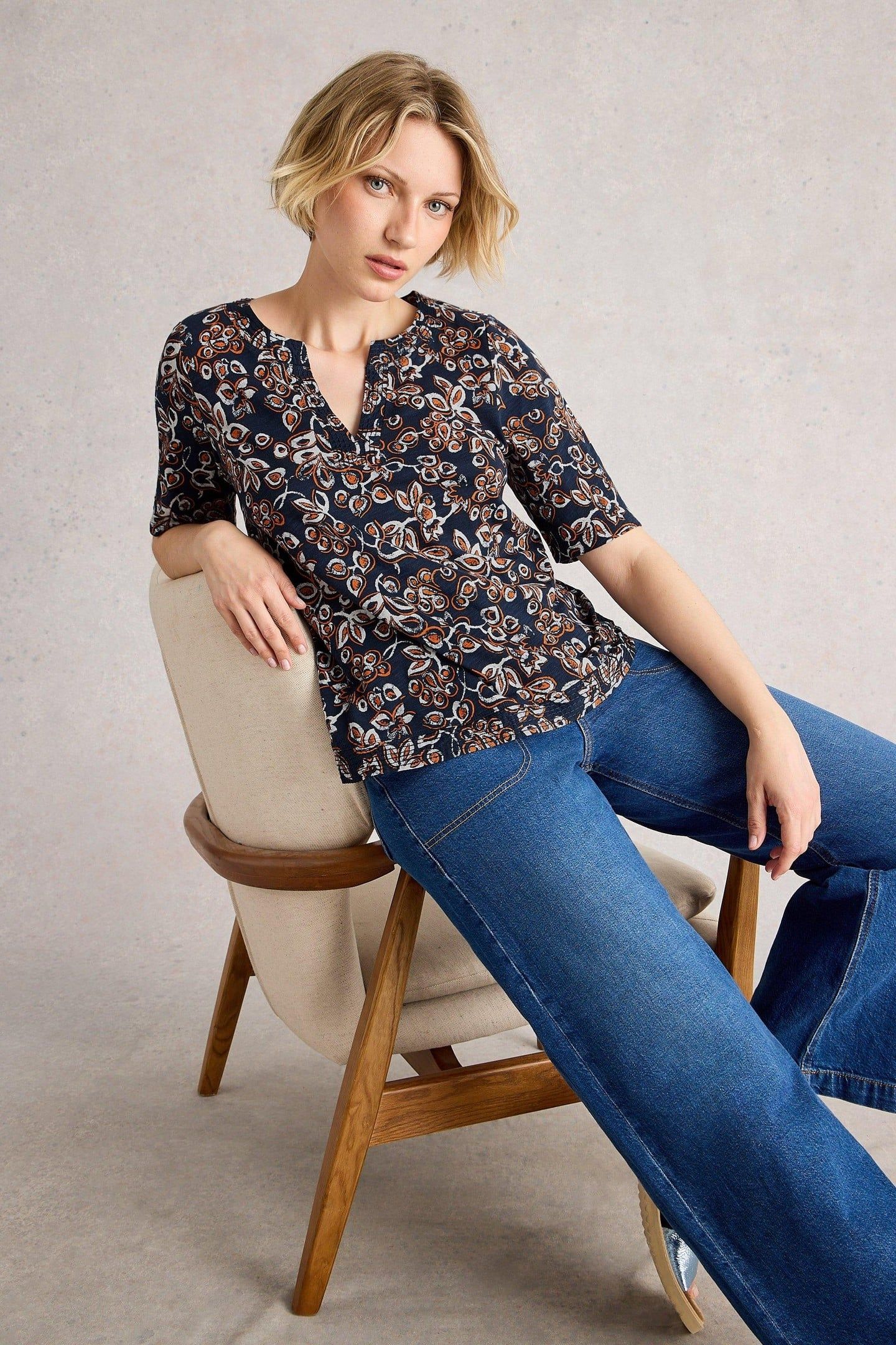 WEAVER NOTCH NECK TEE NAVY PRINT 6