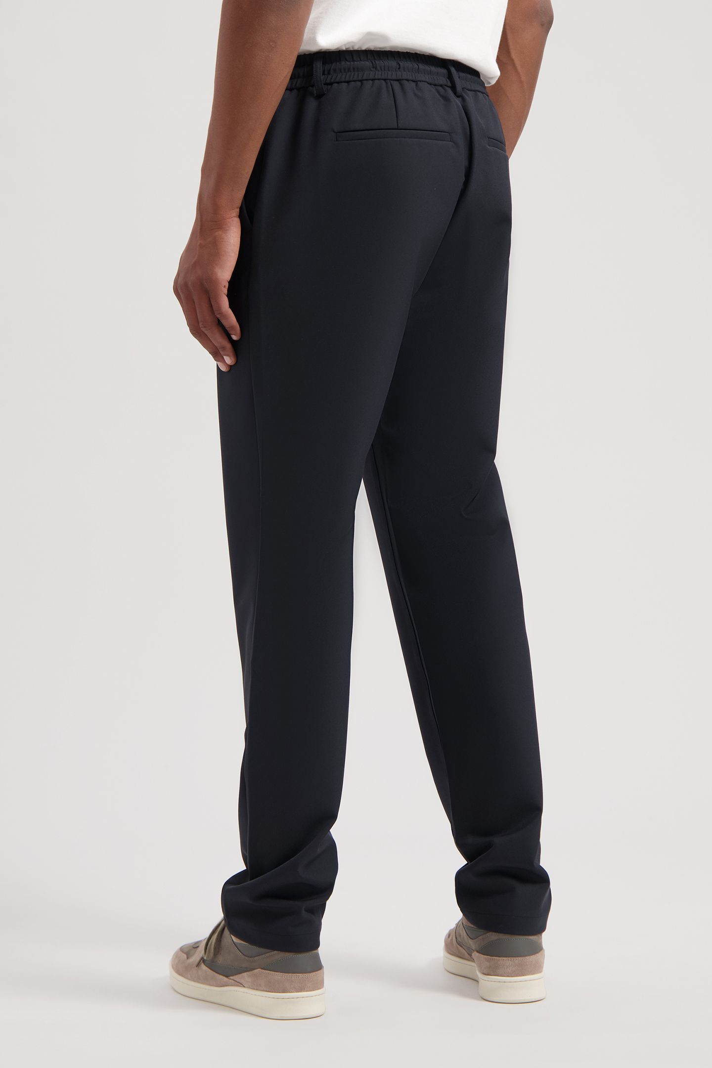 DS_LOGAN TECH CHINO BLACK 5