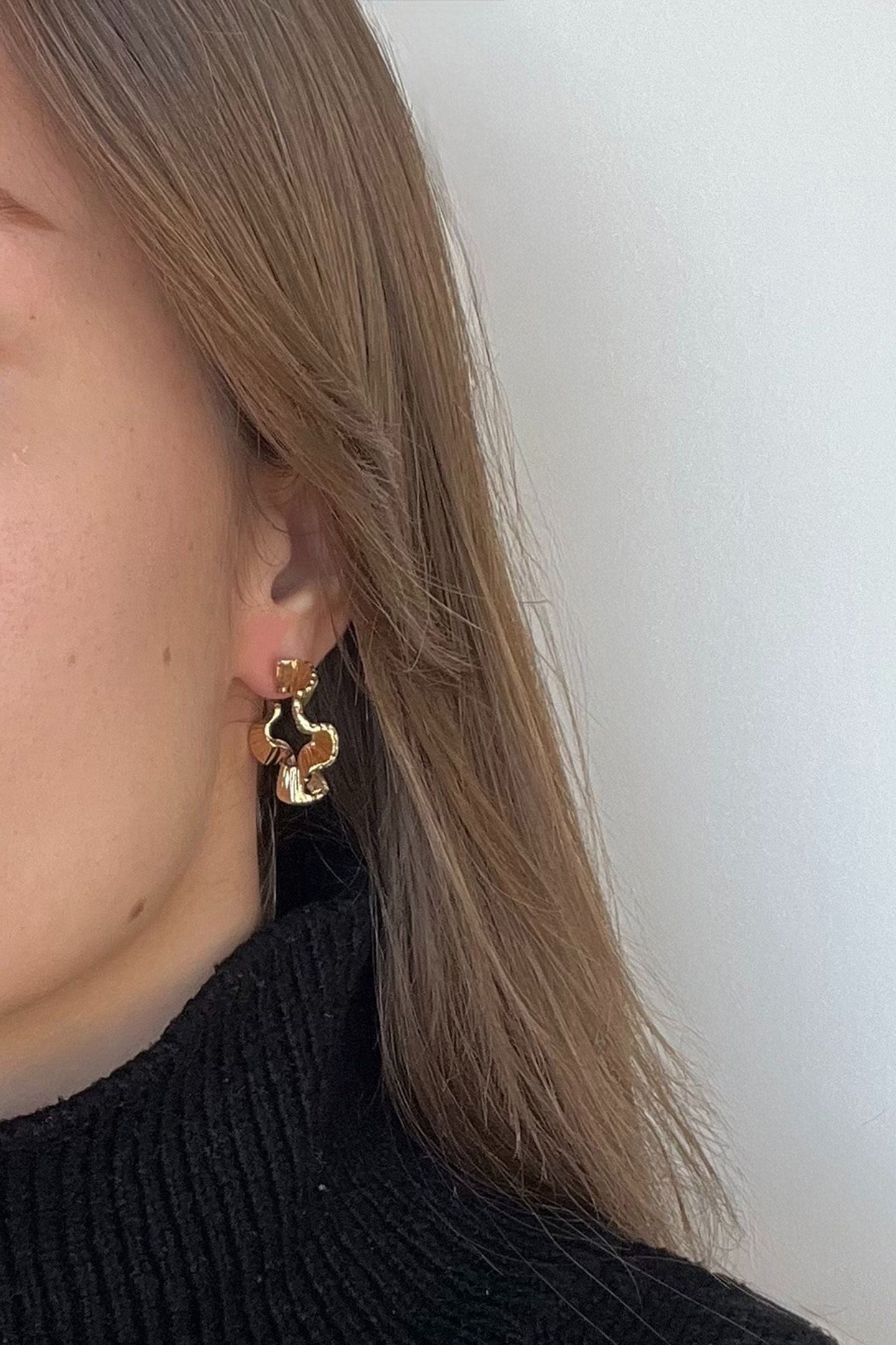 SQUIGGLE GOLD HOOPS 2