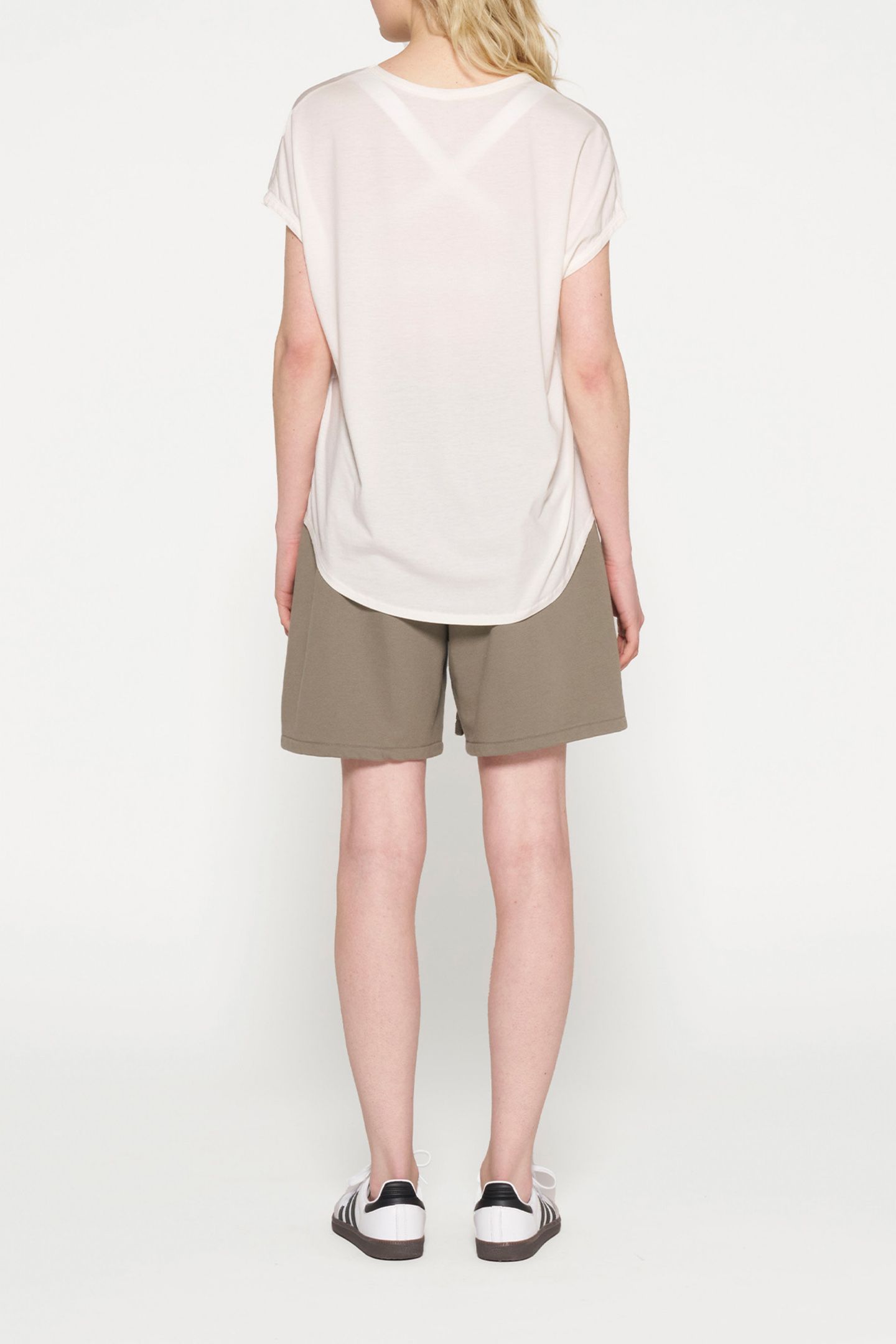 V-NECK TEE MEDAL ECRU 3