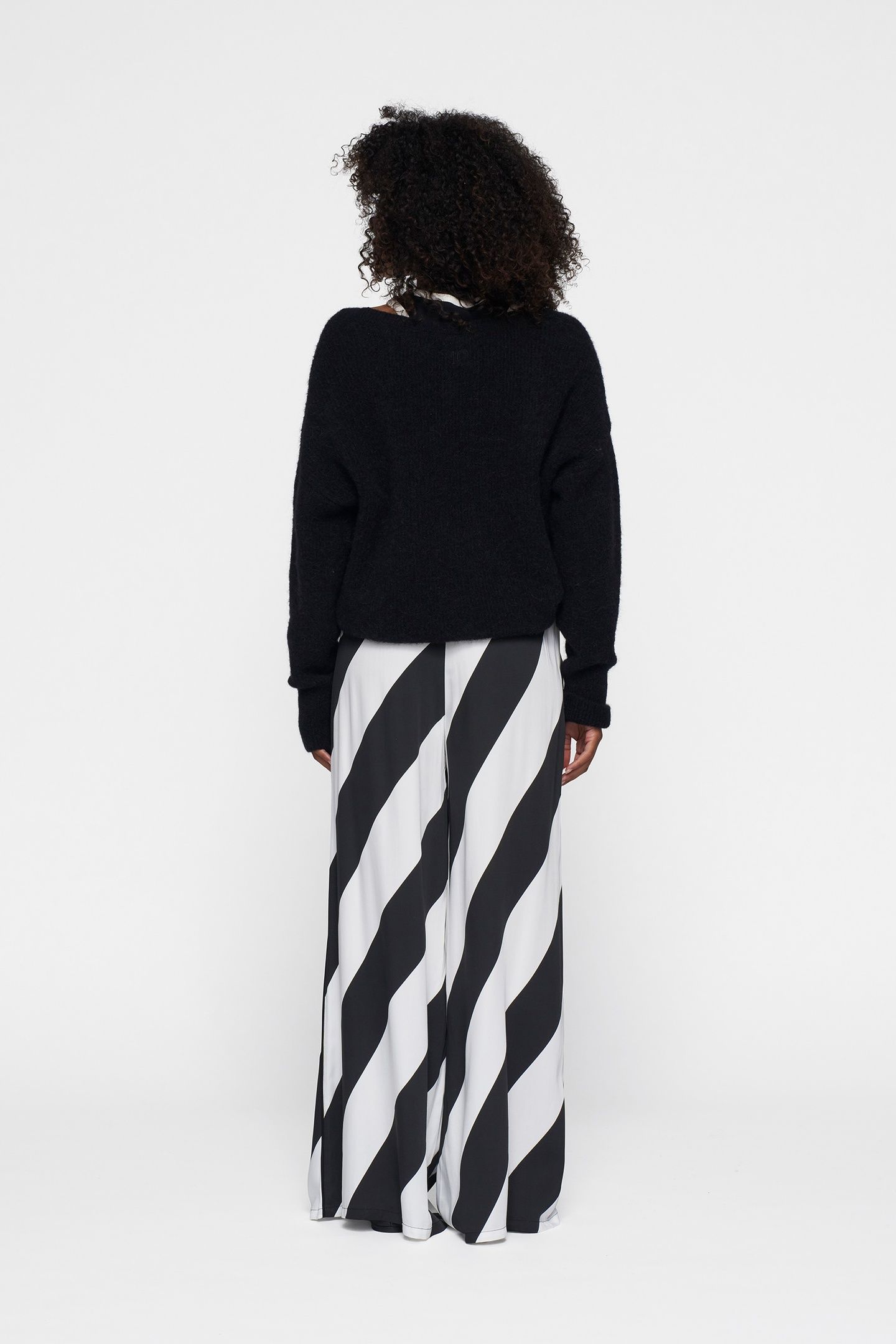 DEEP NECK KNIT SWEATER BLACK 2