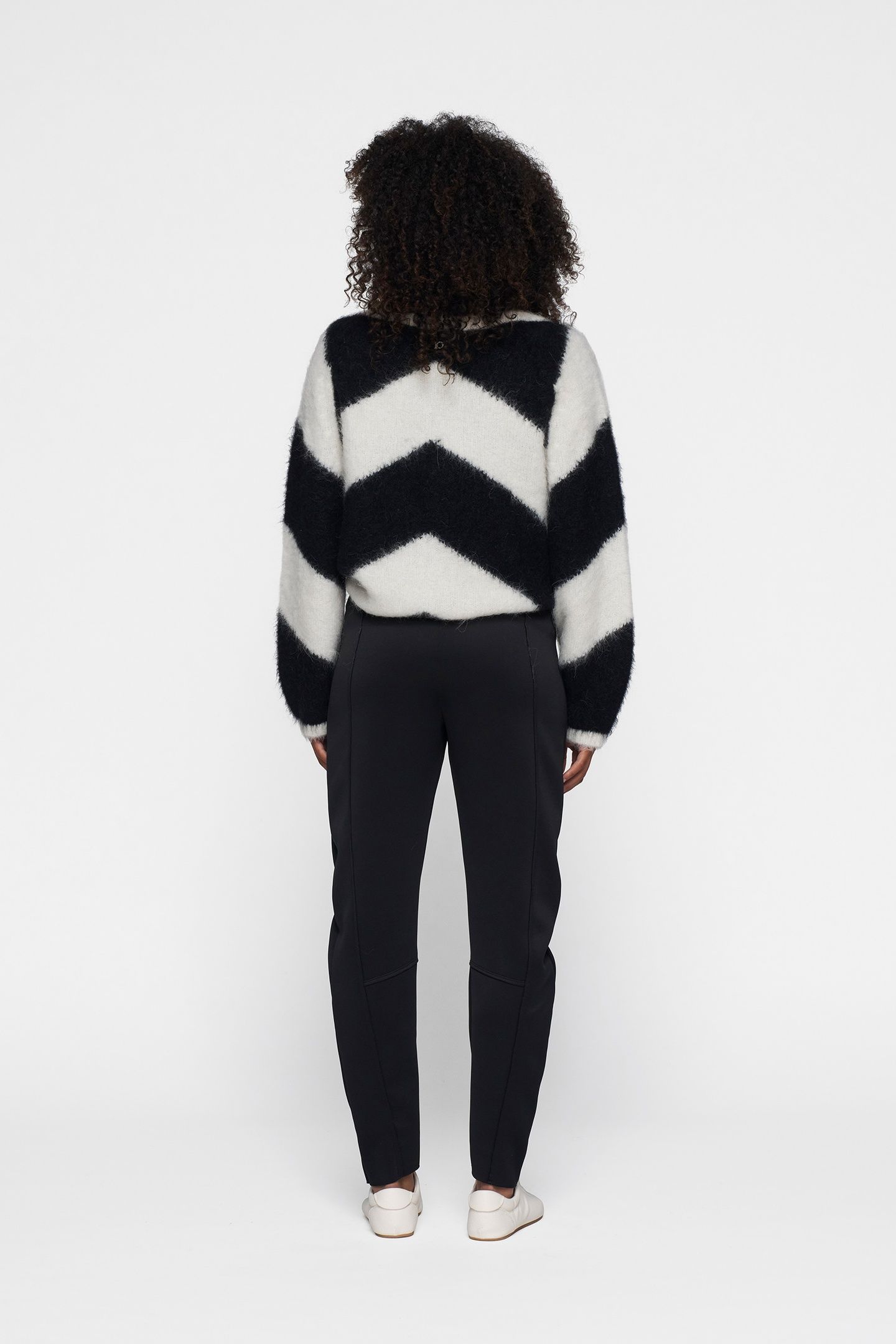 SOFT V-NECK SWEATER STRIPE ECRU/BLACK 2