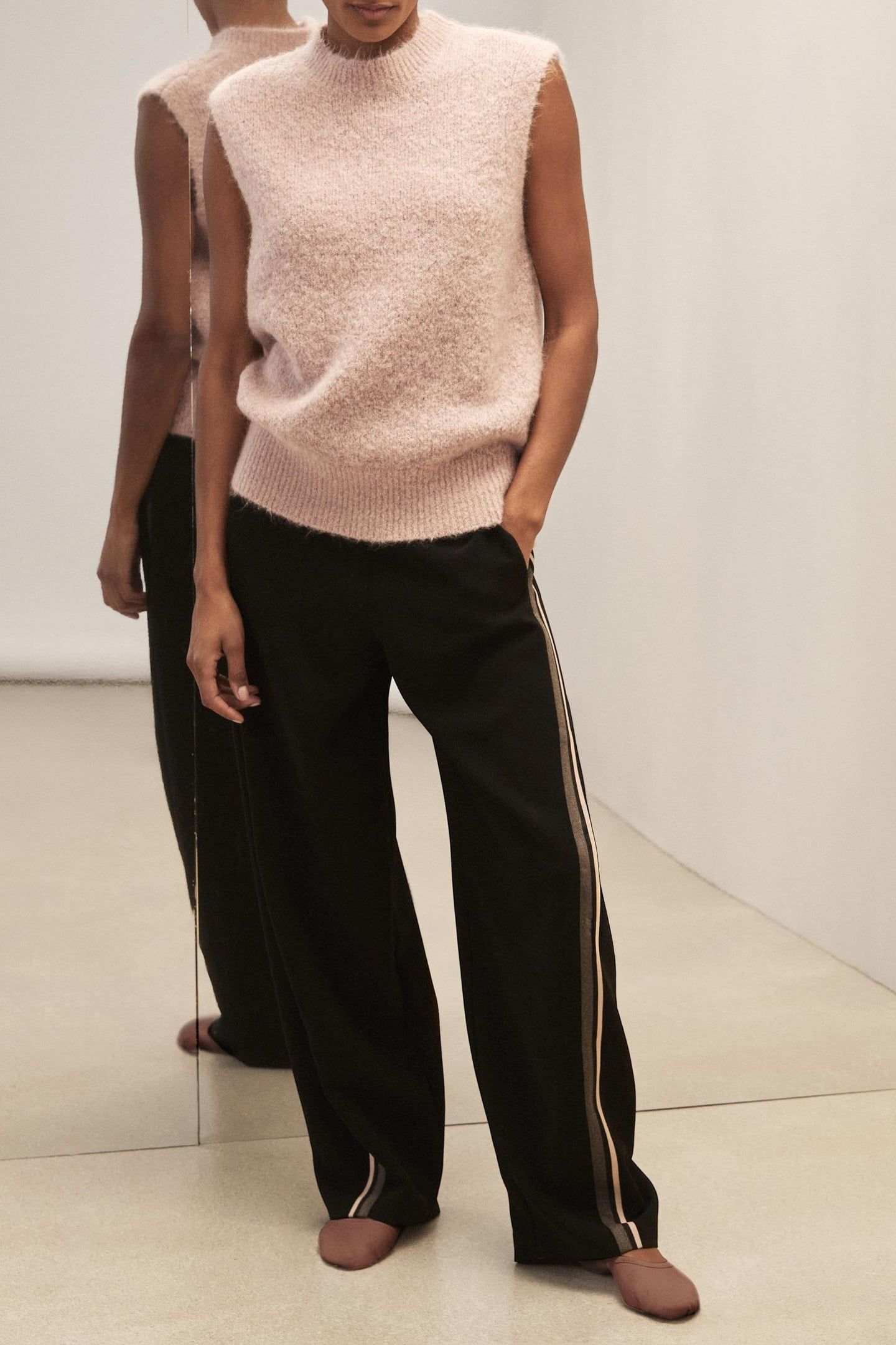 TEXTURED KNITTED VEST PINK 1
