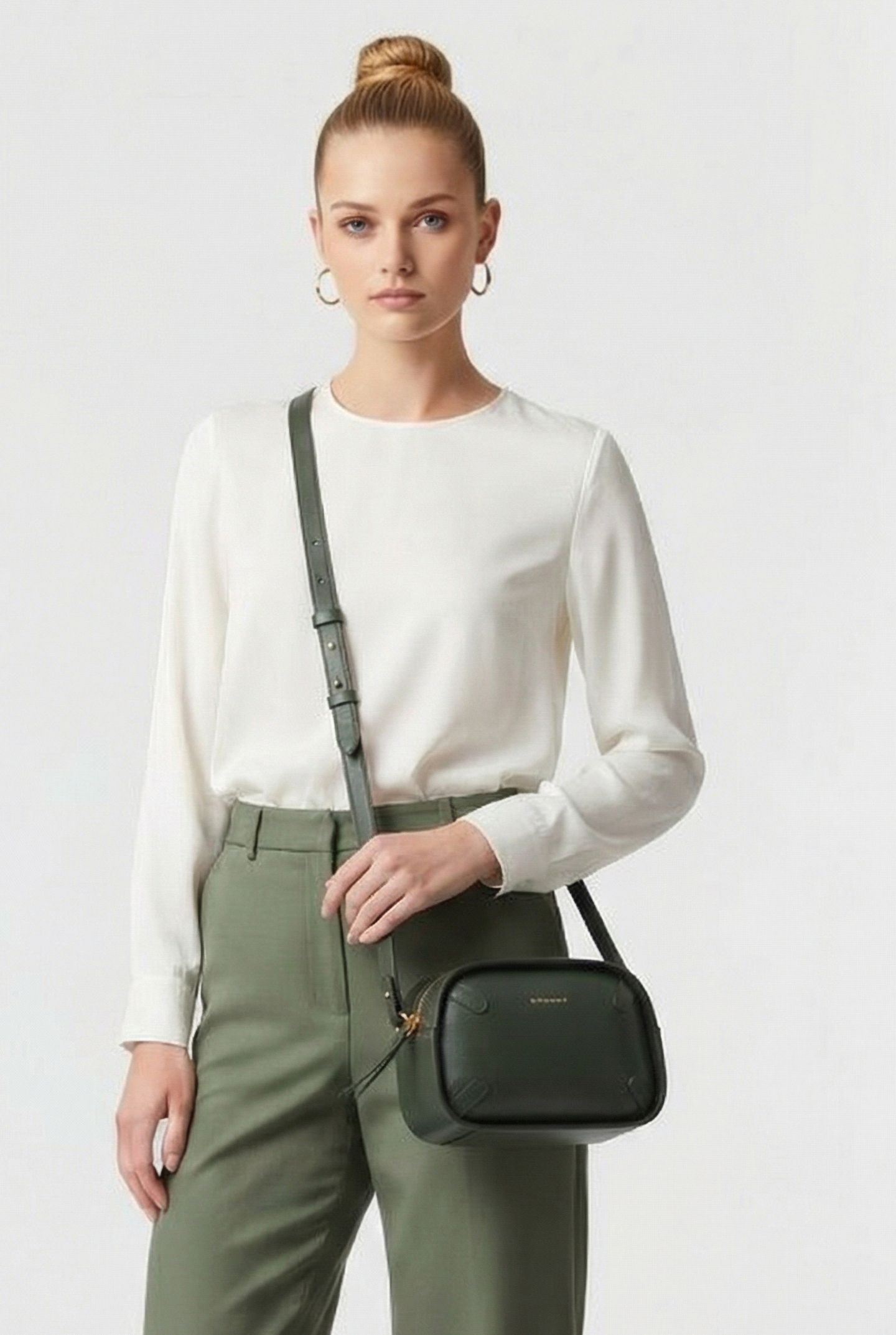CROSS BODY CAMERA BAG IN GRAINED LEATHER IN GREEN 1