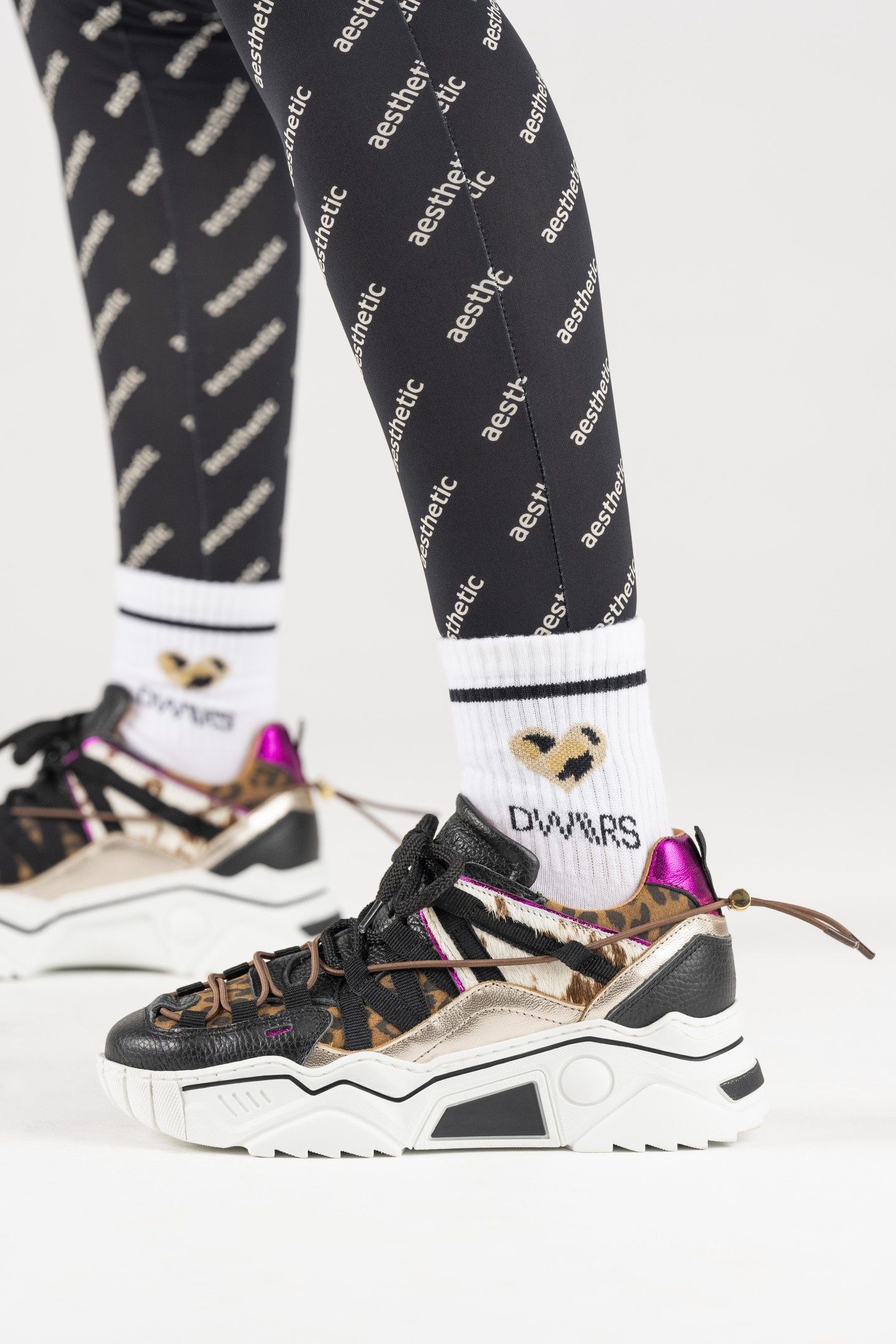 ORION COW HAIR ON BLACK / FUCHSIA 4