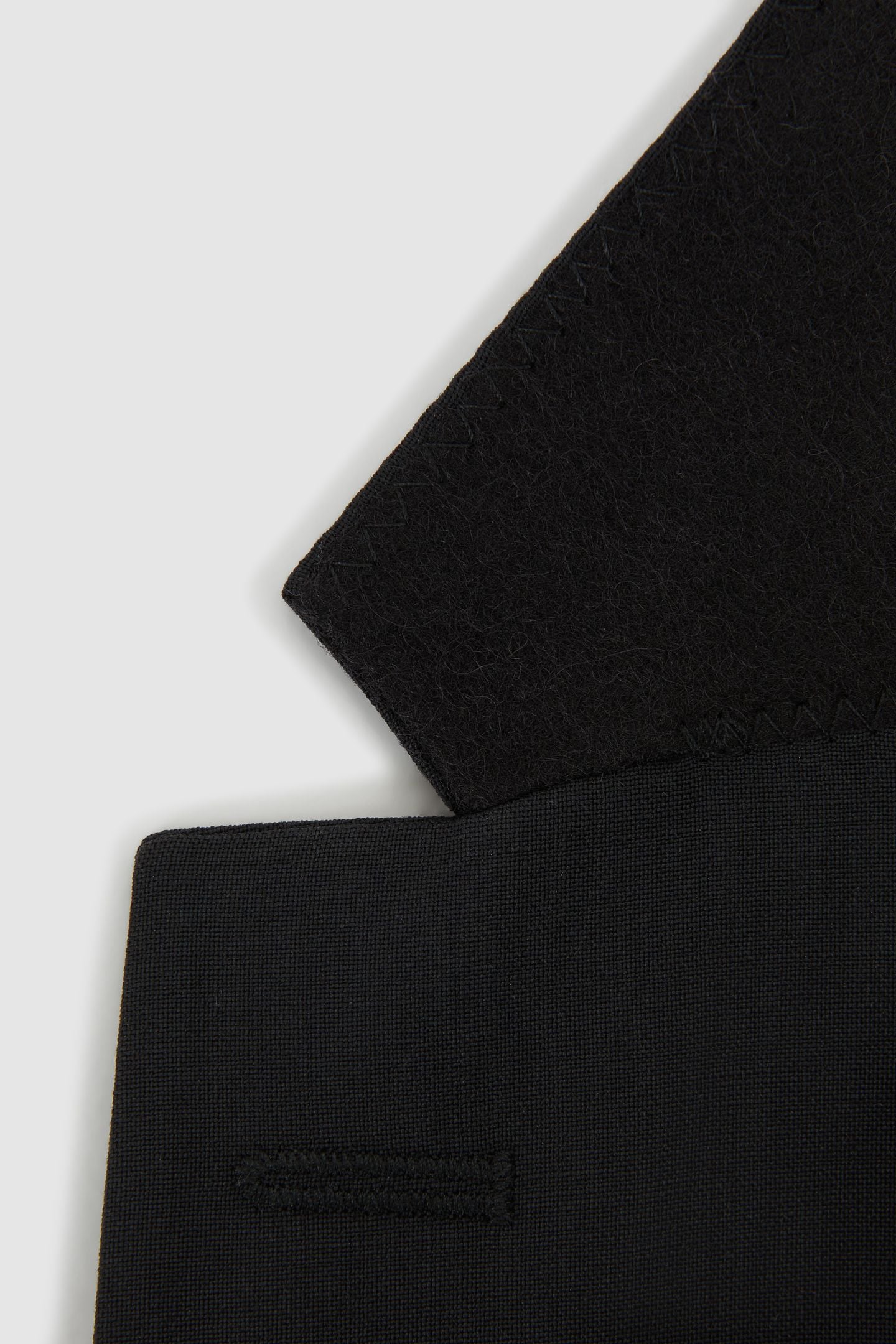 SB 2B NOTCH TRAVEL PLAIN WEAVE MODERN BLACK 4
