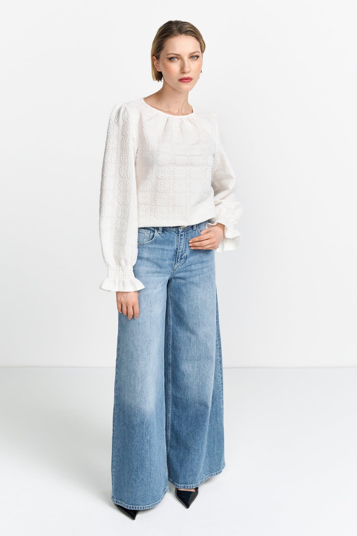 STRUCTURED FLOWER LONGSLEEVE PEARL WHITE 1