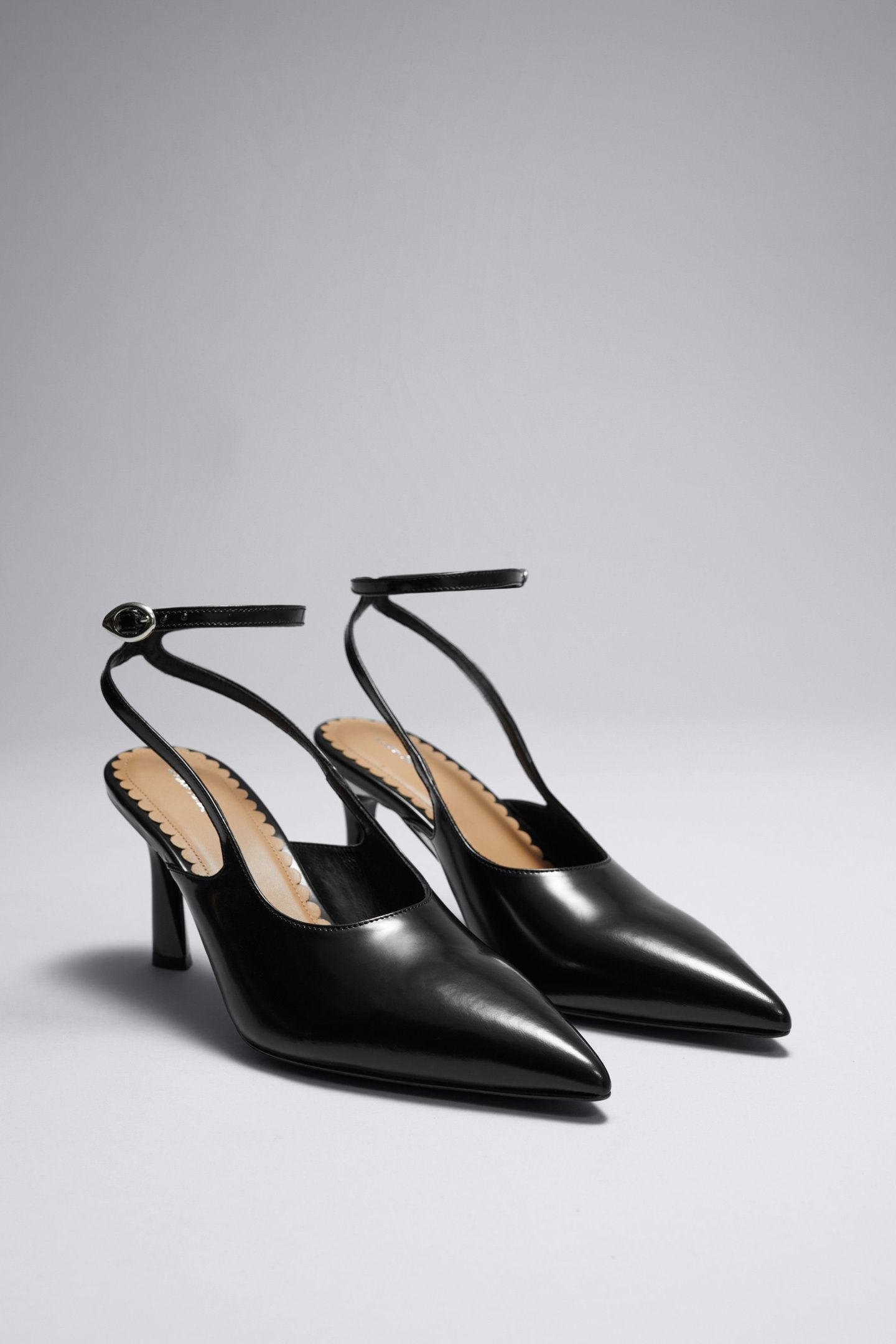 JAQUELINE POINTY PUMP BLACK 2